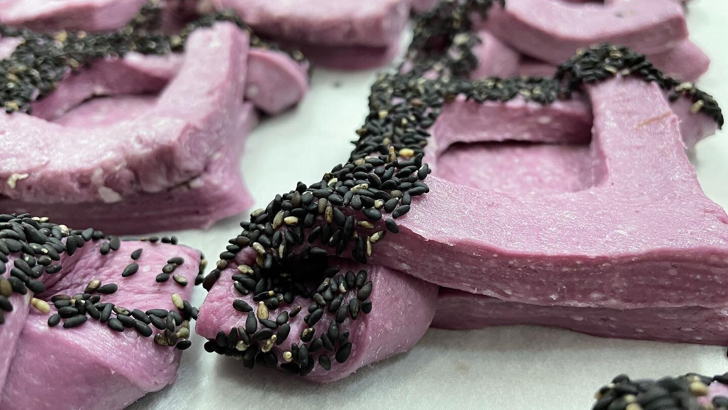 UBE X SESAME

Using powder purple yam into our croissant dough, giving it the vibrant color, contrasting with black sesame, which will also offer a crunch! Finishing this off with our tahini cheesecake batter in the centre! 

Pre-order on our website