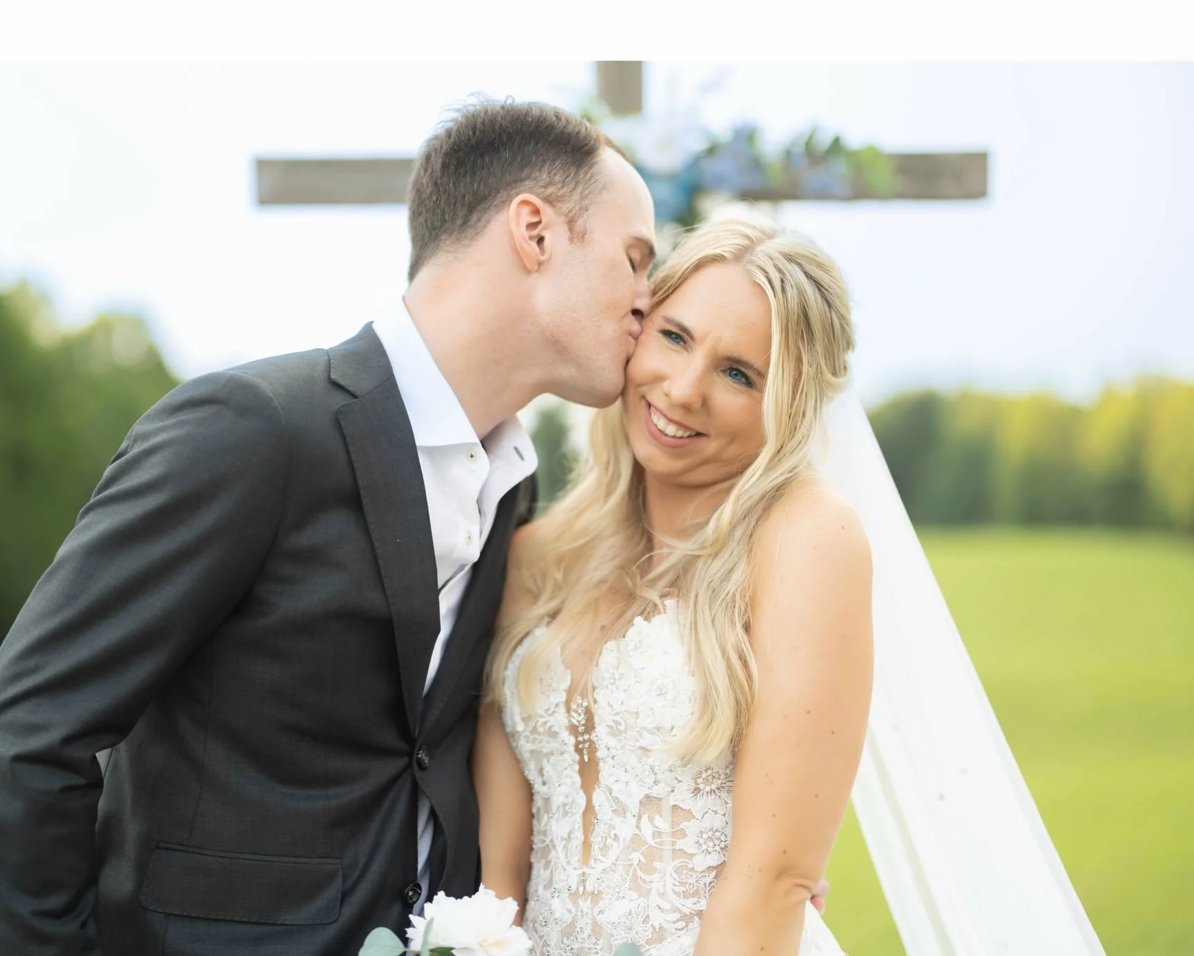 ✨ The Joyce Wedding ✨ was straight out of a fairy tale that also involved golf ⛳️ 😅  venue: @meadowsmossycreek  #elizabethpagephotography #weddingphotography #georgiaweddingphotographer
