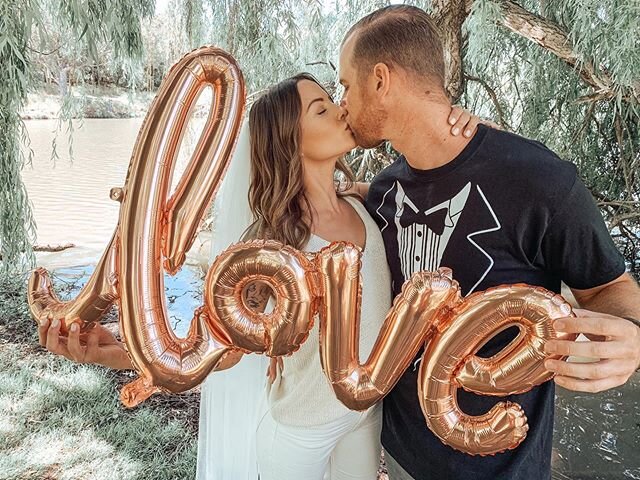 Today was suppose to be their wedding day and even though they have postponed it, they still wanted to honor their celebration! And what better way than with a mini photo shoot. Can&rsquo;t wait until we can celebrate for real 💜 // 📷: @ashleymateor