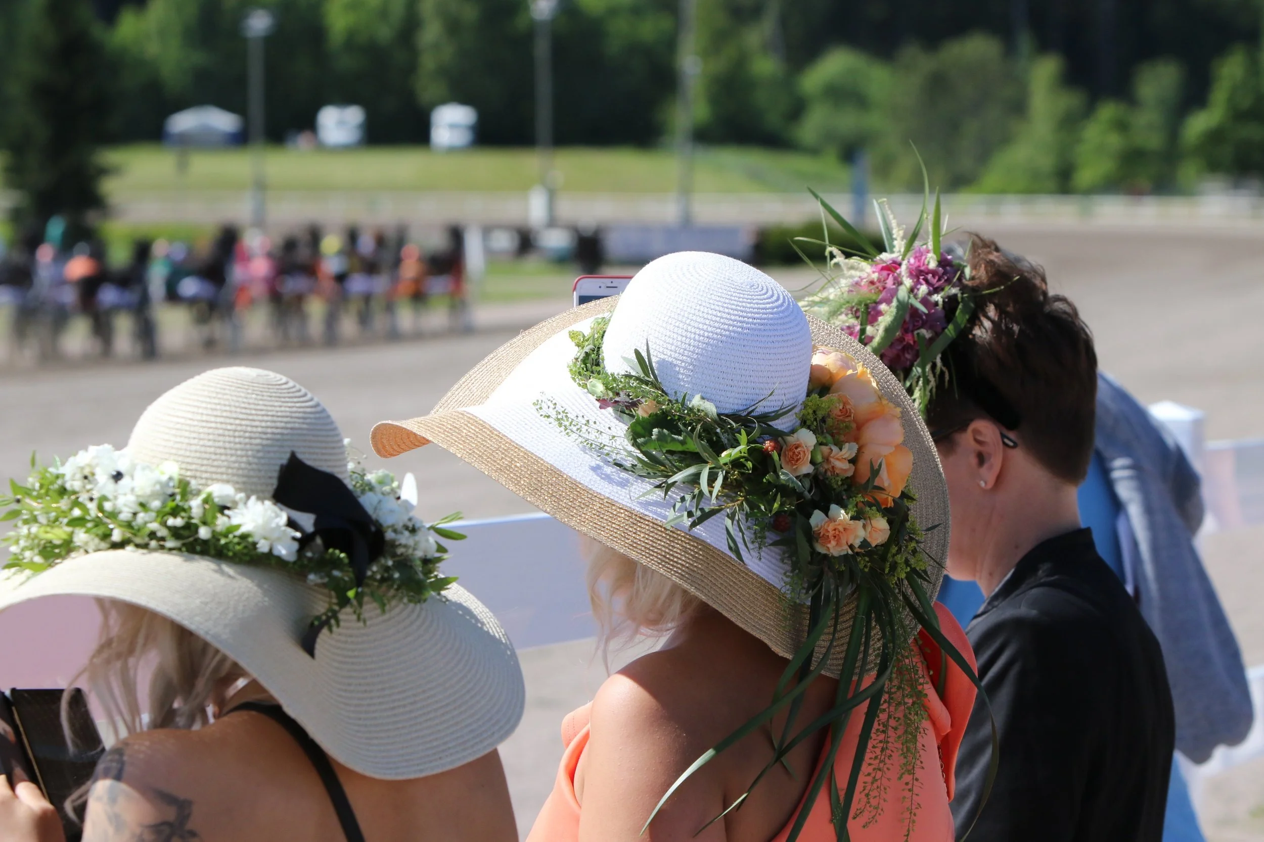 Perjantaina hattu päähän ja raveihin! Hienoin hattu palkitaan. 