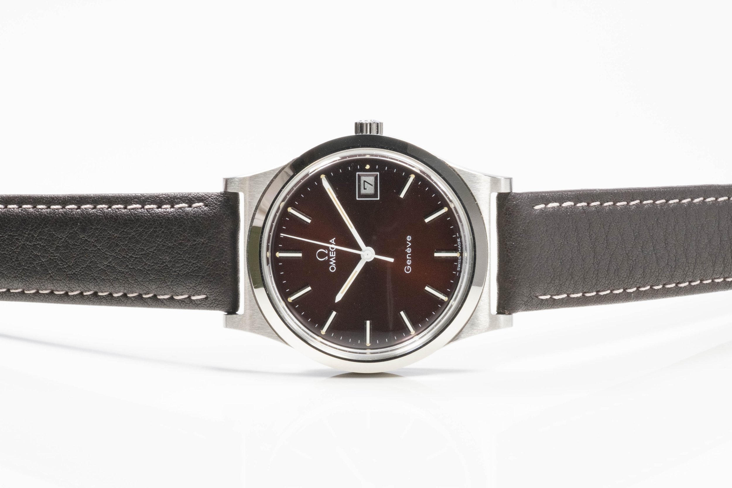 OMEGA Genève braun-rotes Zifferblatt Handaufzug Stahl 2405009.jpg