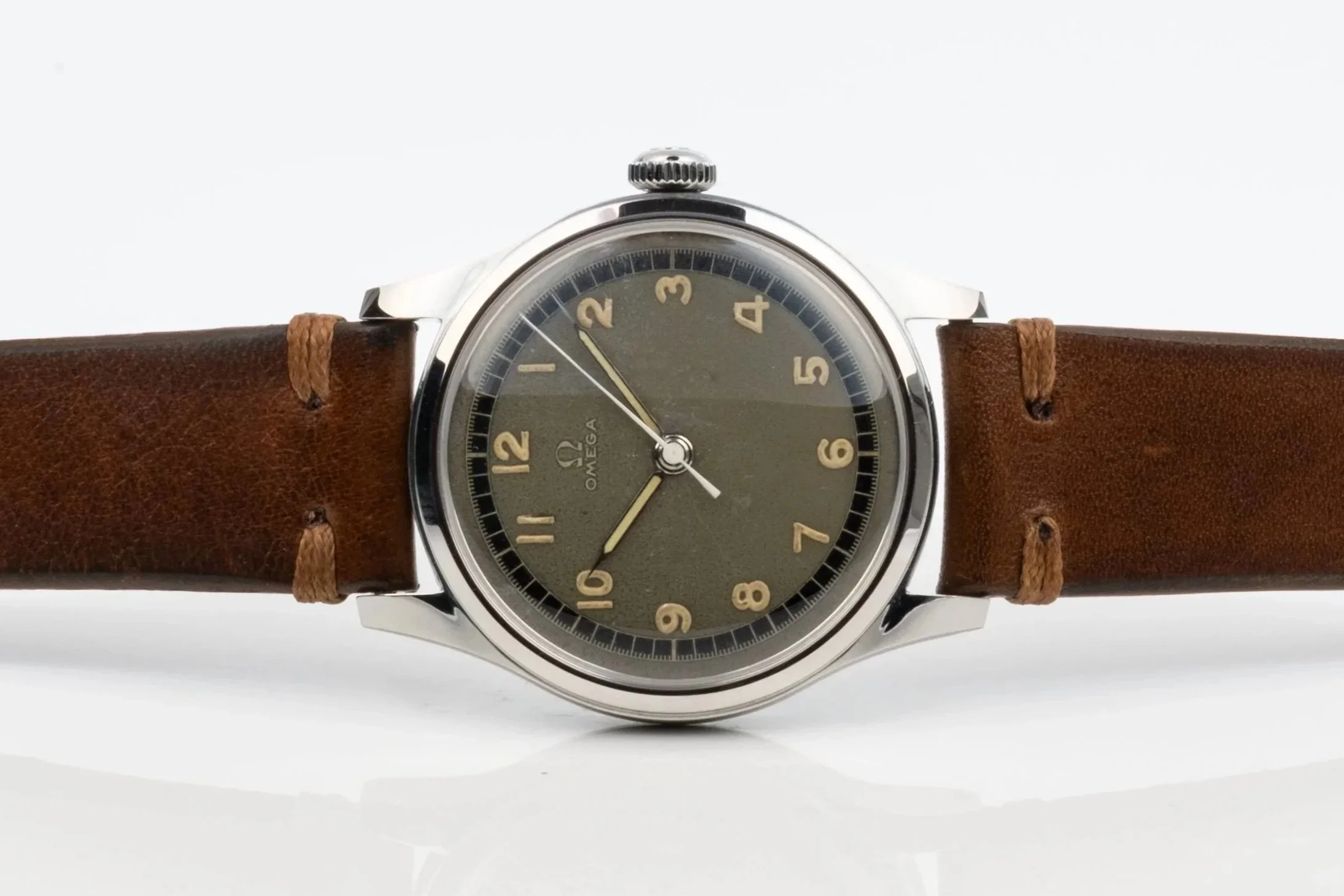 OMEGA%2Bgrau-schwarzes%2BZifferblatt%2Bmit%2Barabischen%2BLeuchtziffern%2BHandaufzug%2BStahl%2B2503002.jpg