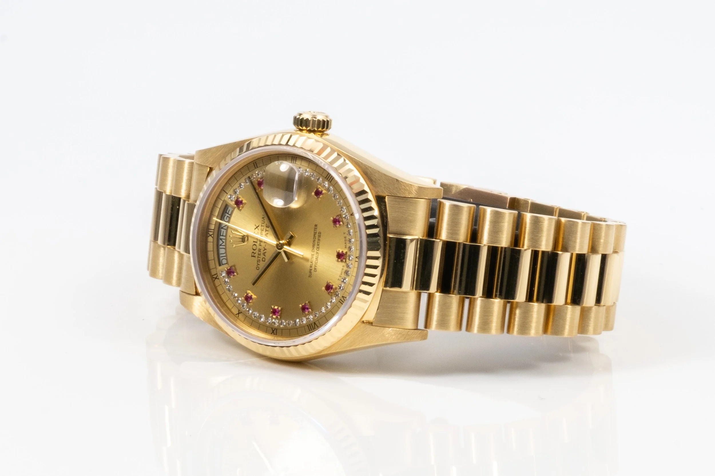 ROLEX Day-Date 36 goldenes Zifferblatt mit Rubin und Brillantring Gelbgold seitlich 2601015.jpg
