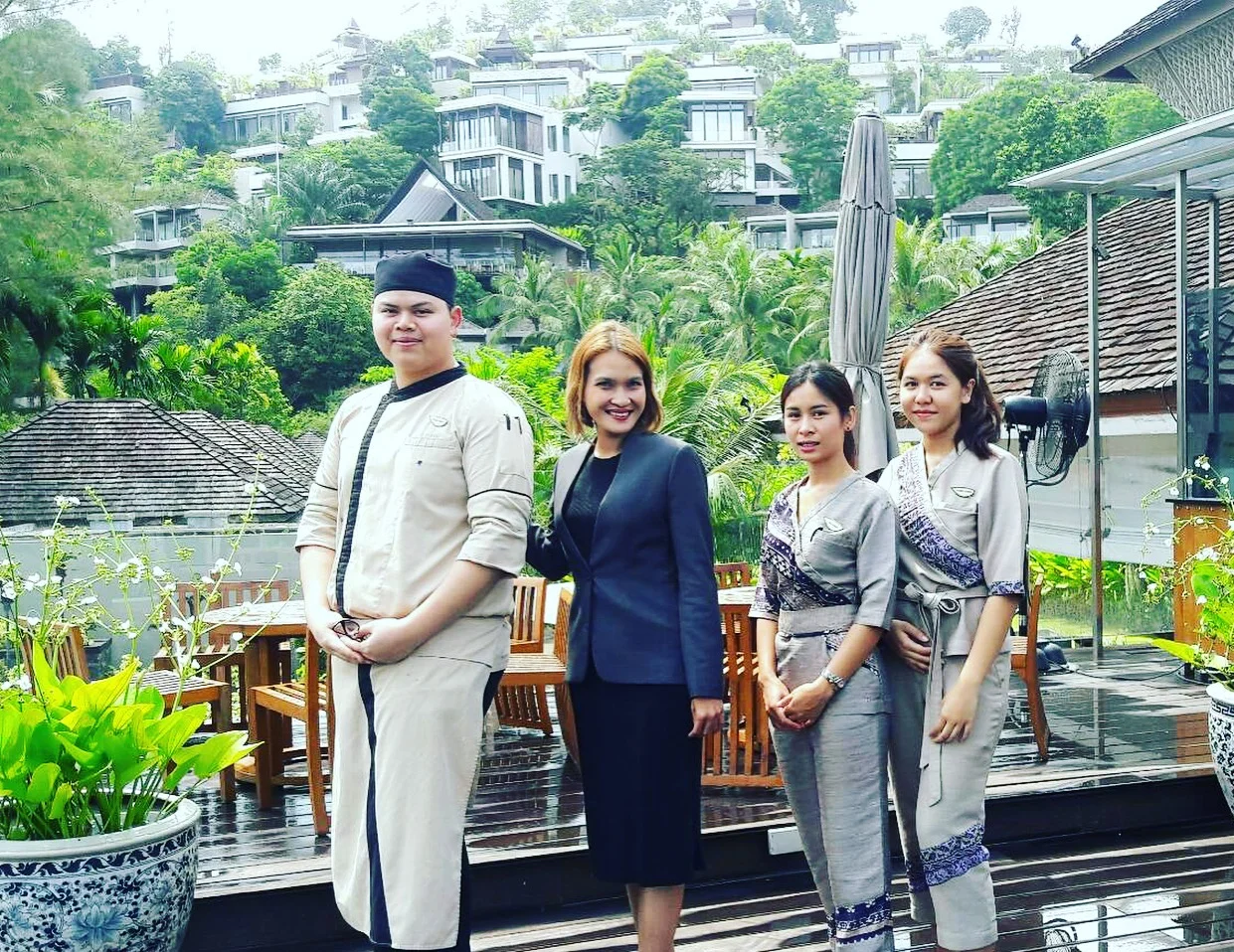 …. Academic Affairs Co-ordinator Koya Prayoonchat with I-TIM students Claw, Oh, and Cream during their internship at the Anantara Layan in Phuket. .. ผู้ประสานงาน ฝ่ายงานวิชาการ คุณกอหญ้า ประยูรชาติ กับนักเรียนไอทิม ข้าว โอ้ และครีม ระหว่างการฝึกงานที่อนันตรา ลายัน จังหวัดภูเก็ต ….