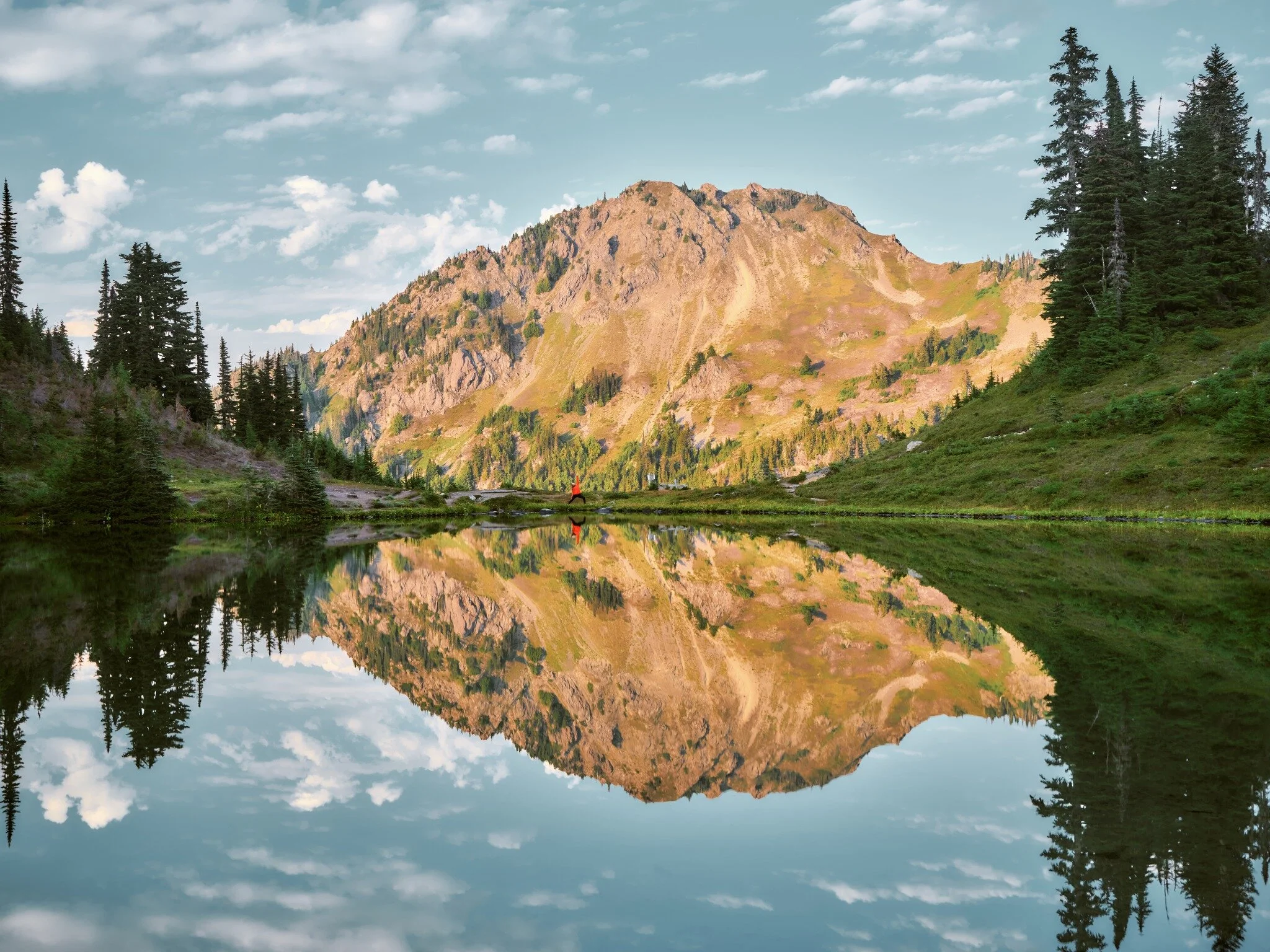 @laura.e.russell with still waters as the sun sets in the Olympic Peninsula. &hearts;

#LeaveNoTrace #pnw #calendar #fern #oldgrowth #olympicnationalparkwashington #pnwlove #olympicpeninsula #washingtonolympicpark #olympicnationalparkphotograper #Nat