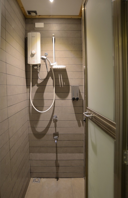 ROOM_ONE_SHOWER_DETAIL.jpg