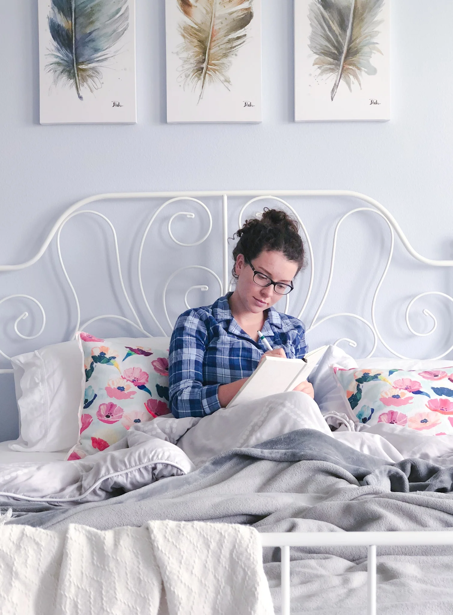 2 simple routines to massively improve your sleep - How to create a morning routine that helps you start the day off on the right foot. Discover why professional athletes and celebrities like Tom Brady, Beyonce, and Jennifer Lopez prioritize sleep as much as training or rehearsing! Free essential oil download so you can drift off to sleep on a cloud of relaxation. #essentailoils #yl #sleep #bettersleep #plantbased #holistic #holistichealth #stressless #weightloss