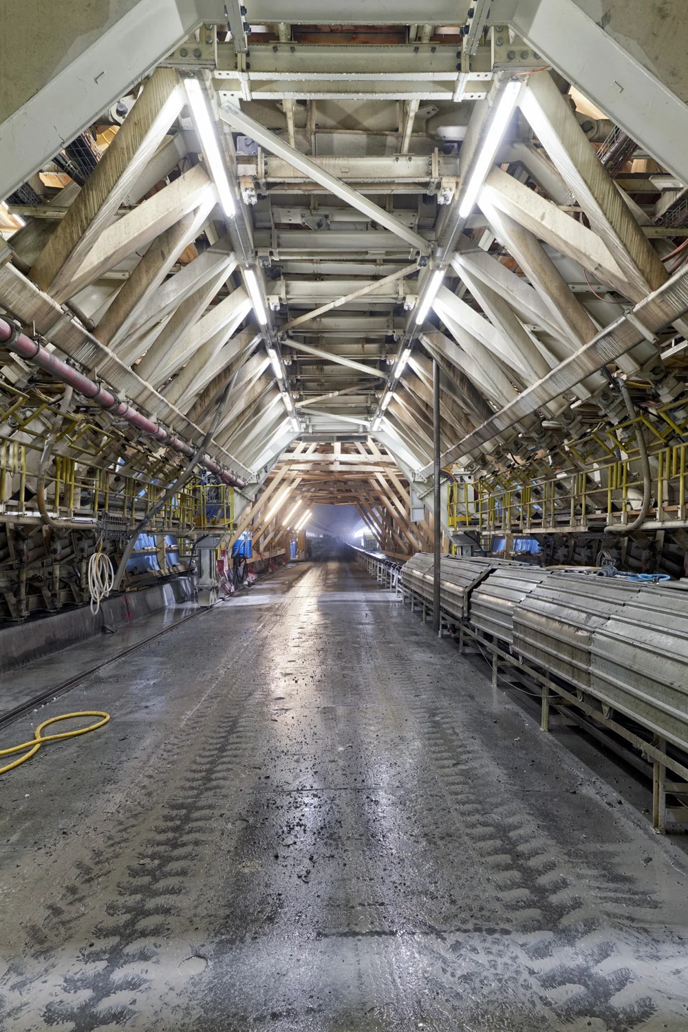 Der Gewölbeschalwagen hat eine massive Unterkonstruktion aus Stahl. Mit diesem Wagen wird jeden Tag ein Gewölbeblock von 10m Länge betoniert. Dabei werden knapp 200m2 Beton eingebaut