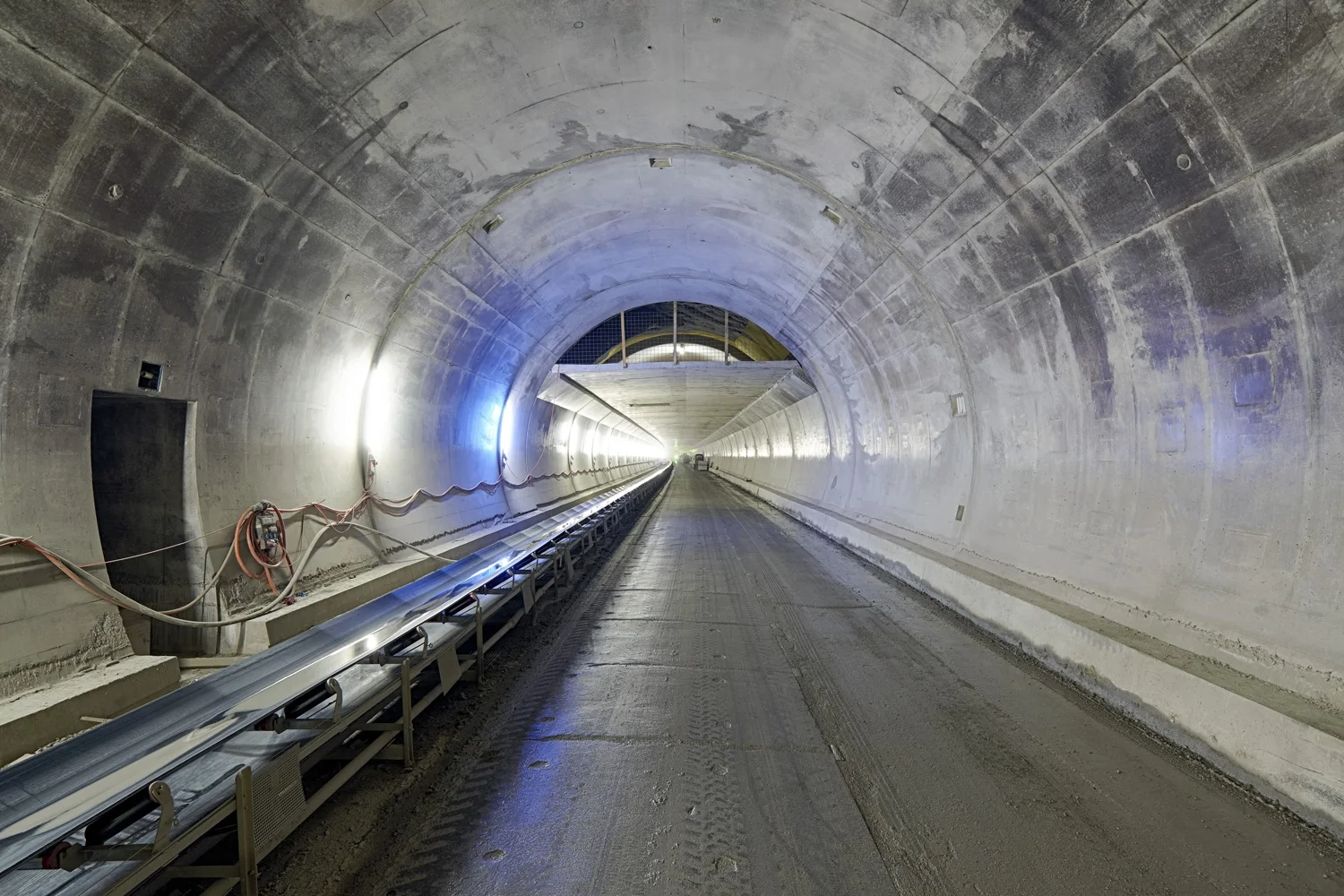 200 m vor Tunnelende mündet der Ablufkanal der Zwischendecke in einen zur Hauptröhre parallel verlaufenden Abluftkanal. Der Abluftkanal schliesst wiederum an den Ereigniskamin an, welcher dafür sorgt, dass der Rauch nach oben hin wegzieht und nicht wieder in den Tunnel hineingezogen wird.