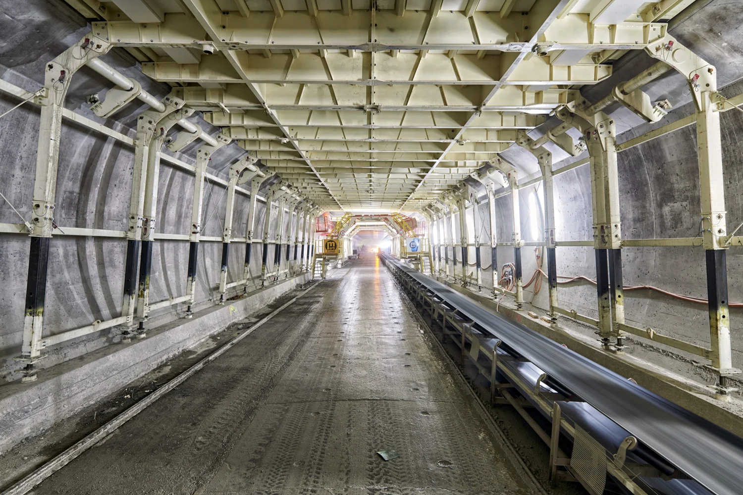 Insgesamt sind acht Schaltische im Einsatz. Der hinterste Schaltisch wird vorne wieder angestellt. So hat der Beton 8 Tage Zeit um genügend Festigkeit zu entwickeln, um sich selbst zu tragen.