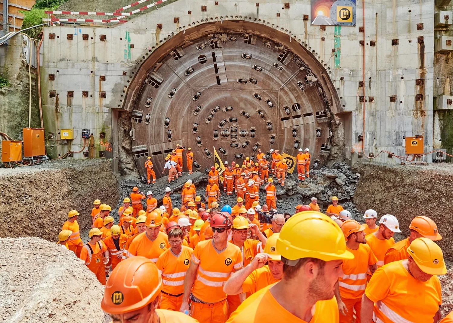 Die Tunnelbohrmaschine mit einem Durchmesser von fast 14 Metern hat am Mittwoch, 21. Juni 2017, die letzte Gesteinsschicht durchbohrt. 72 Wochen nach dem Start in Hägendorf SO ist der Sanierungsstollen fertig gebohrt. Nach 3200 Metern hat die Bohrmaschine Punktgenau und im Zeitplan Eptingen BL erreicht. Bild: Antonino Panté