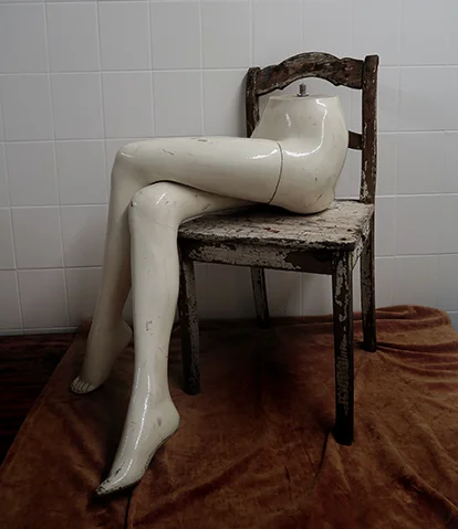 chaise et jambes copie.jpg