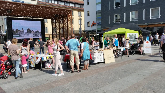 Väkimassa kiinnostui KesäyrittäjäFestistä, kirjoittipa jopa Ylekin juttua meistä!