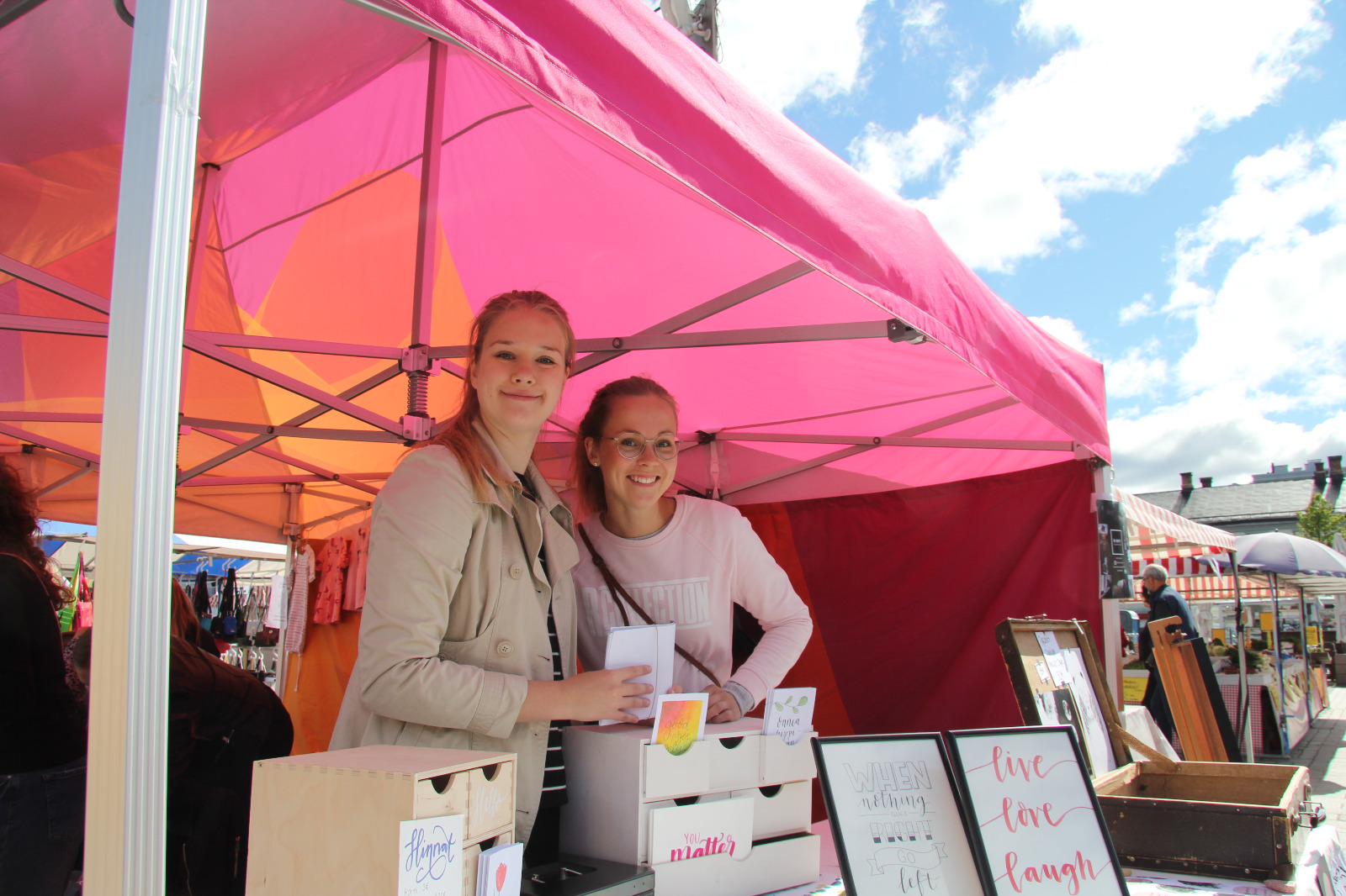 Anna-Sofia ja Hilma Kesäyrittäjä-torilla kesäkuussa.