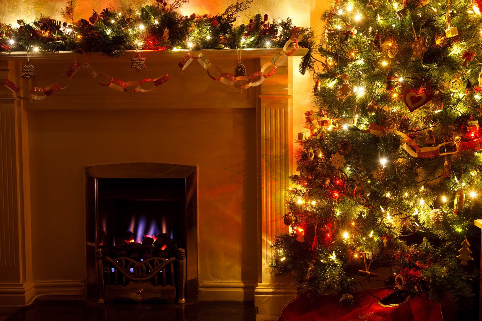ChristmasTree_fireplace.jpg