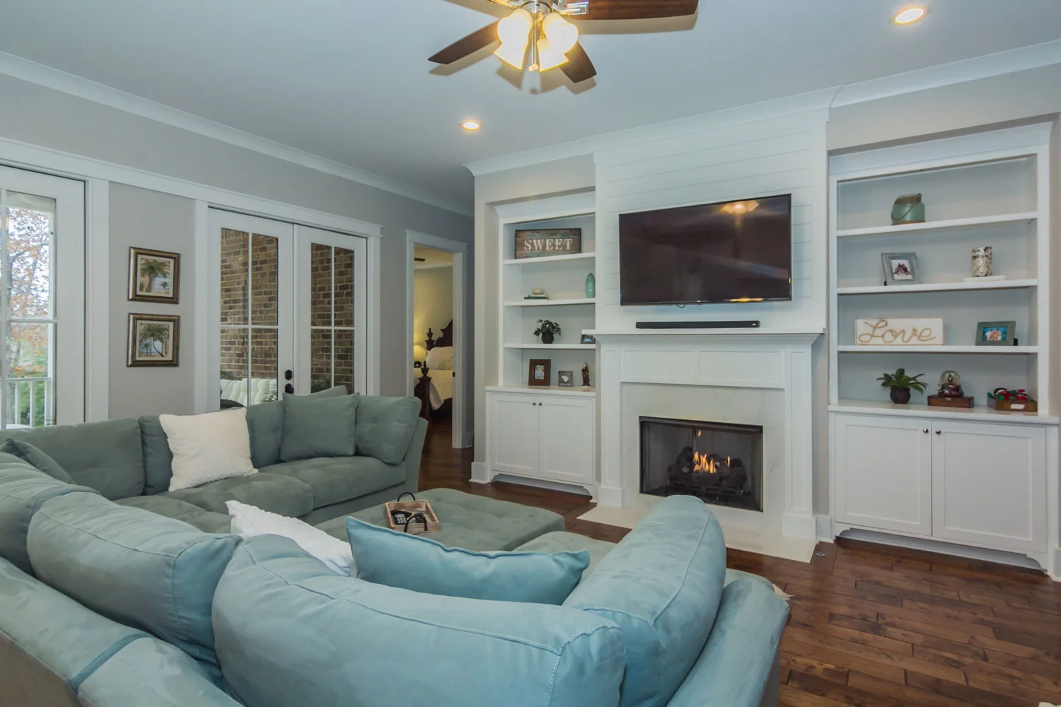 911-Seabrook-Court-living-room-2.jpg