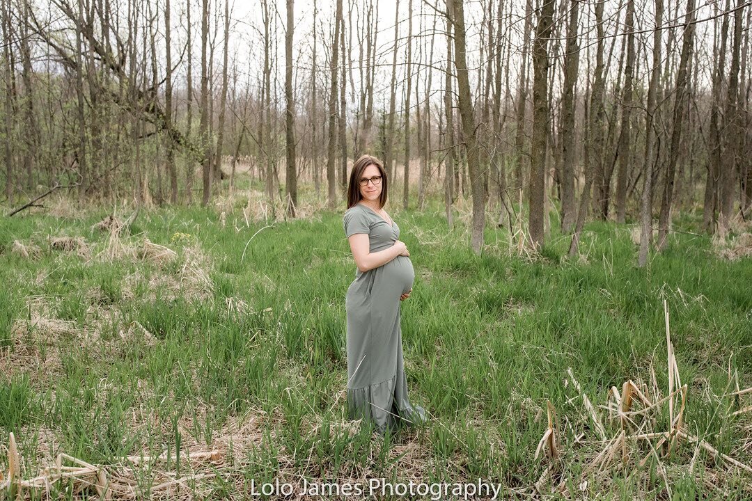 I only wish that I looked this gorgeous when I was expecting!!! It won't be too long before she will no longer be holding her belly because she will have her little babe in her arms. 
⠀⠀⠀⠀⠀⠀⠀⠀⠀
#lolojamesphotography #lolojamesfamilies #appletonphotog