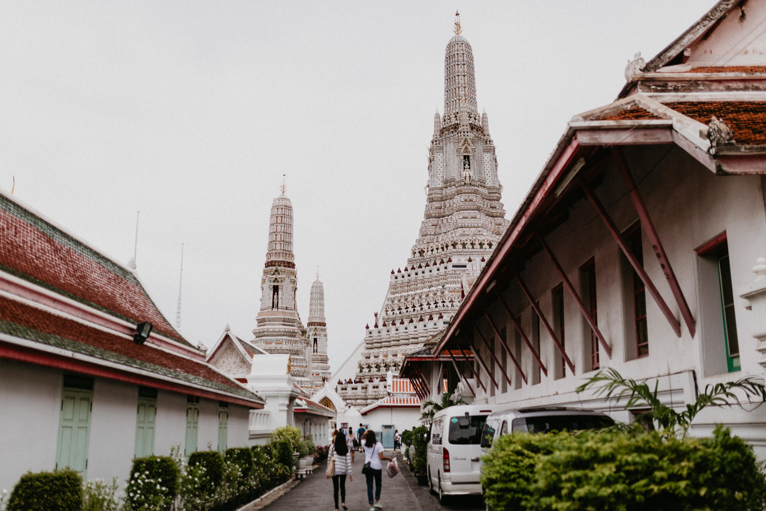 Pathway to Wat Arun.jpg