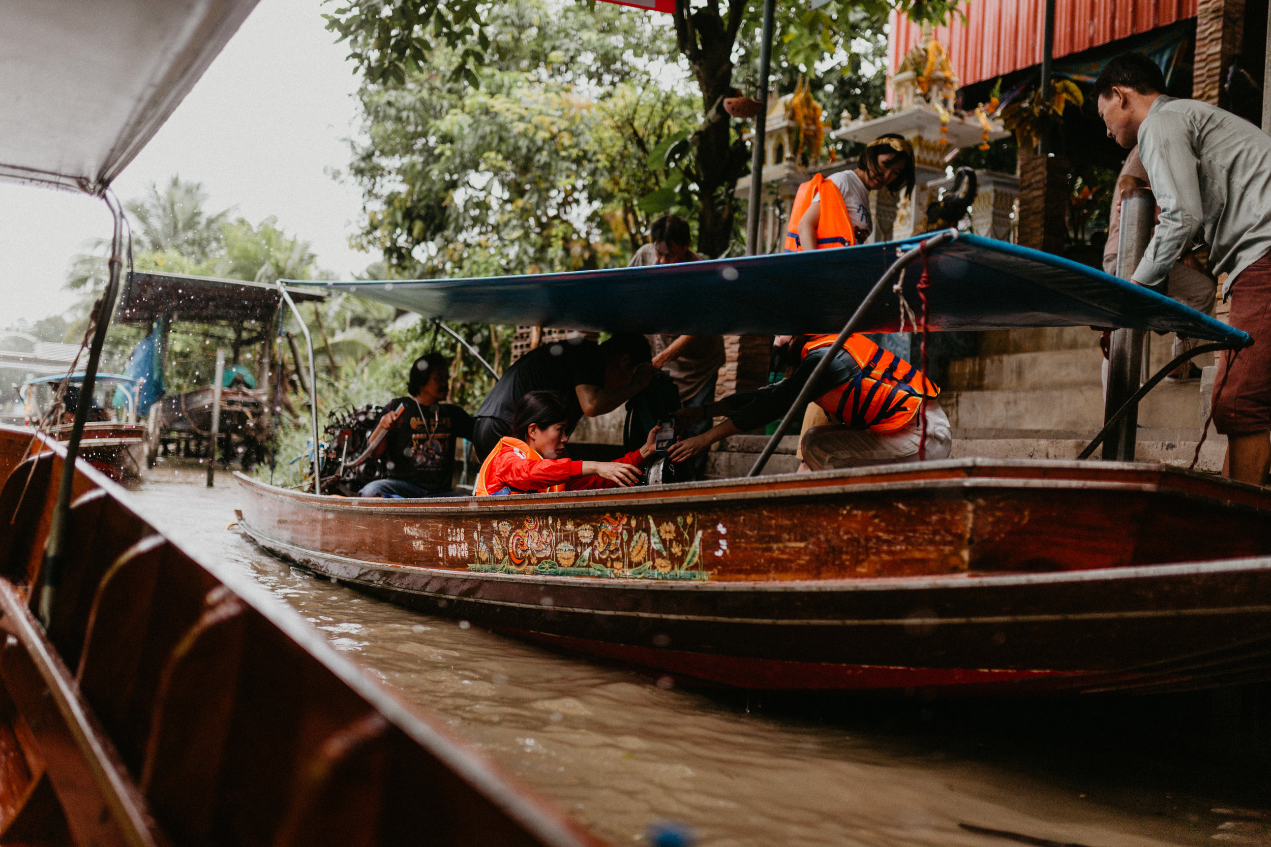 tourists entering boats damnoen saduak.jpg