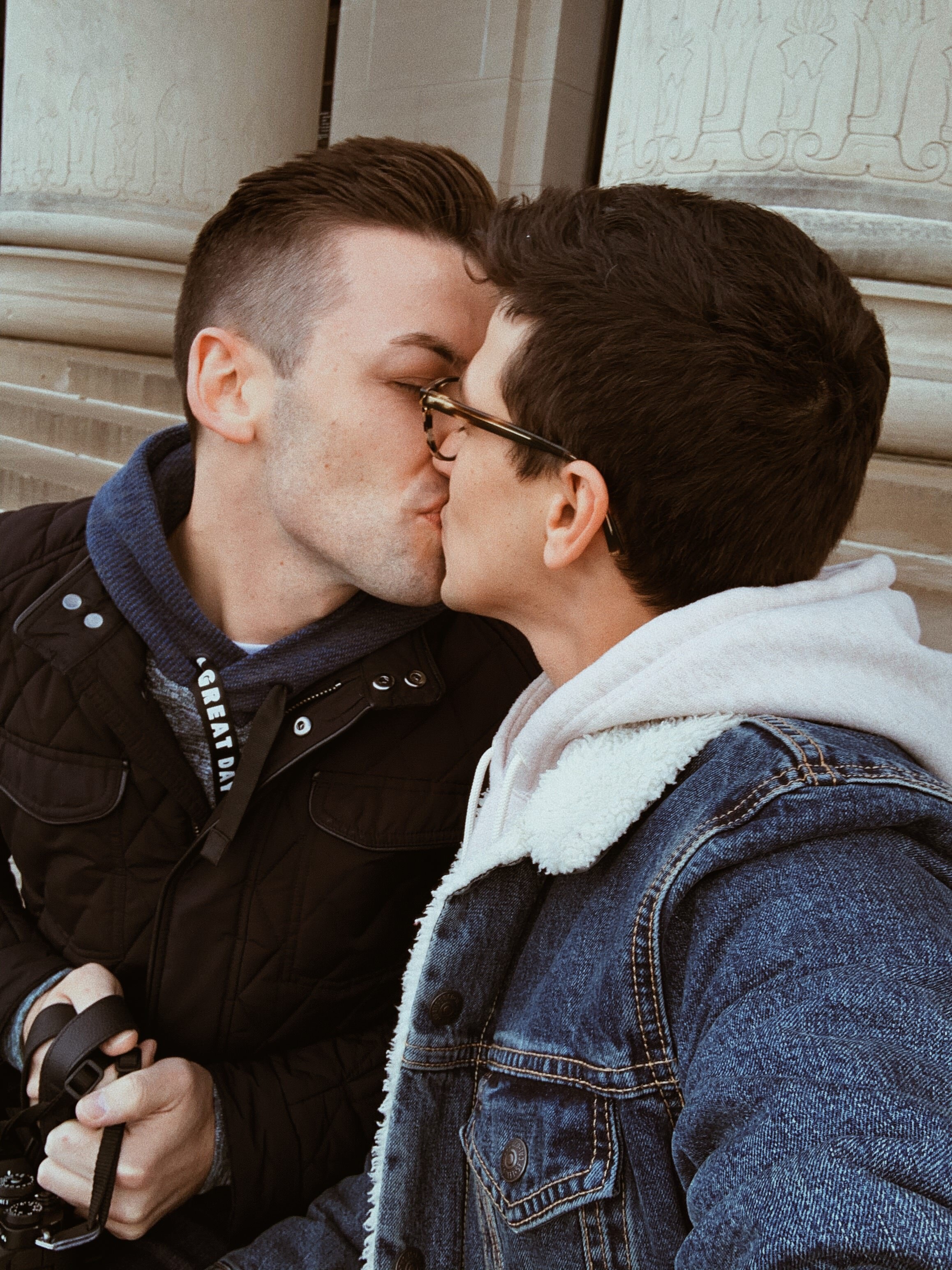 husbands kissing at Nelson-Atkins museum of art Kansas City.JPG