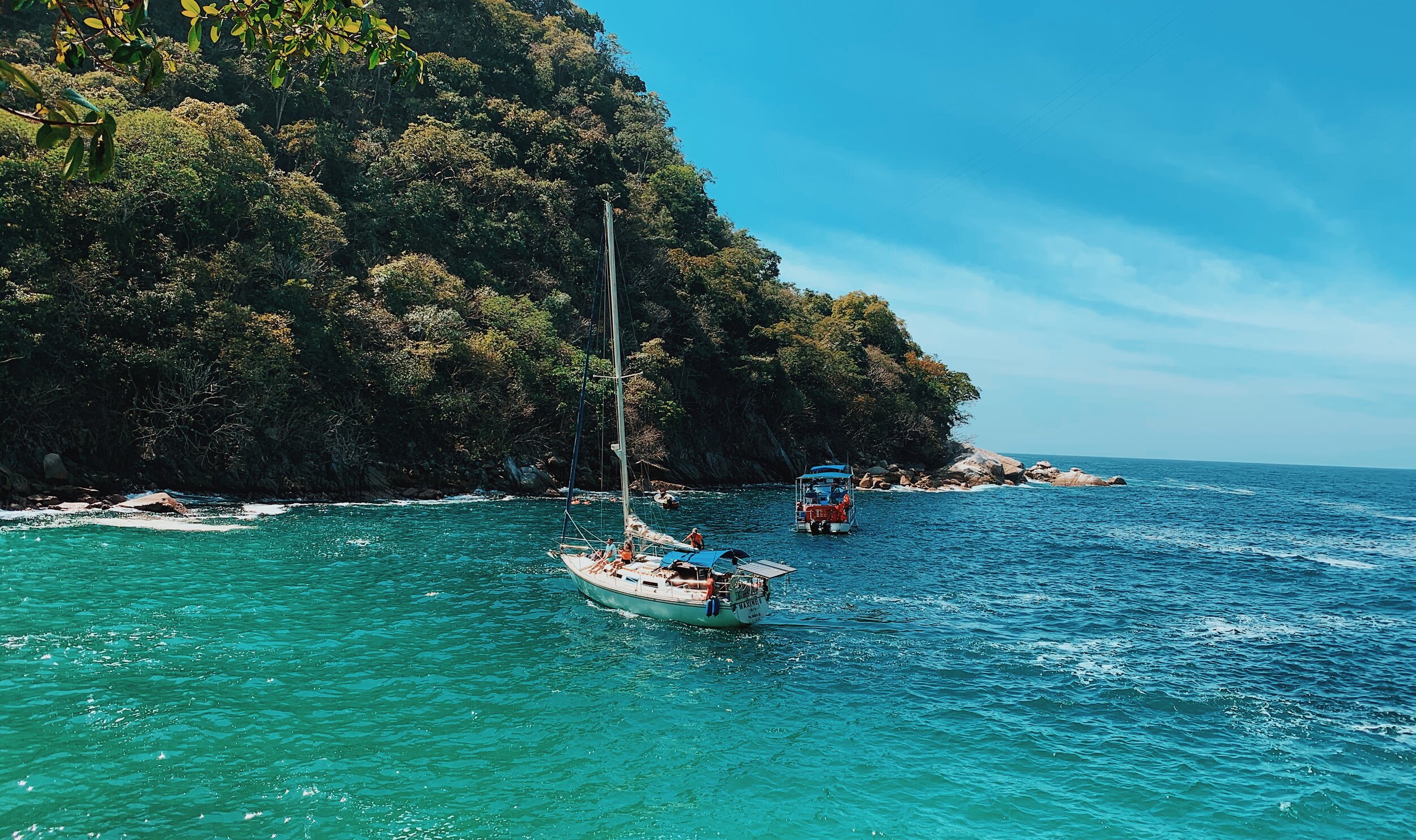 A lone boat sailing off the coast of Boca de Tomatlan.JPG