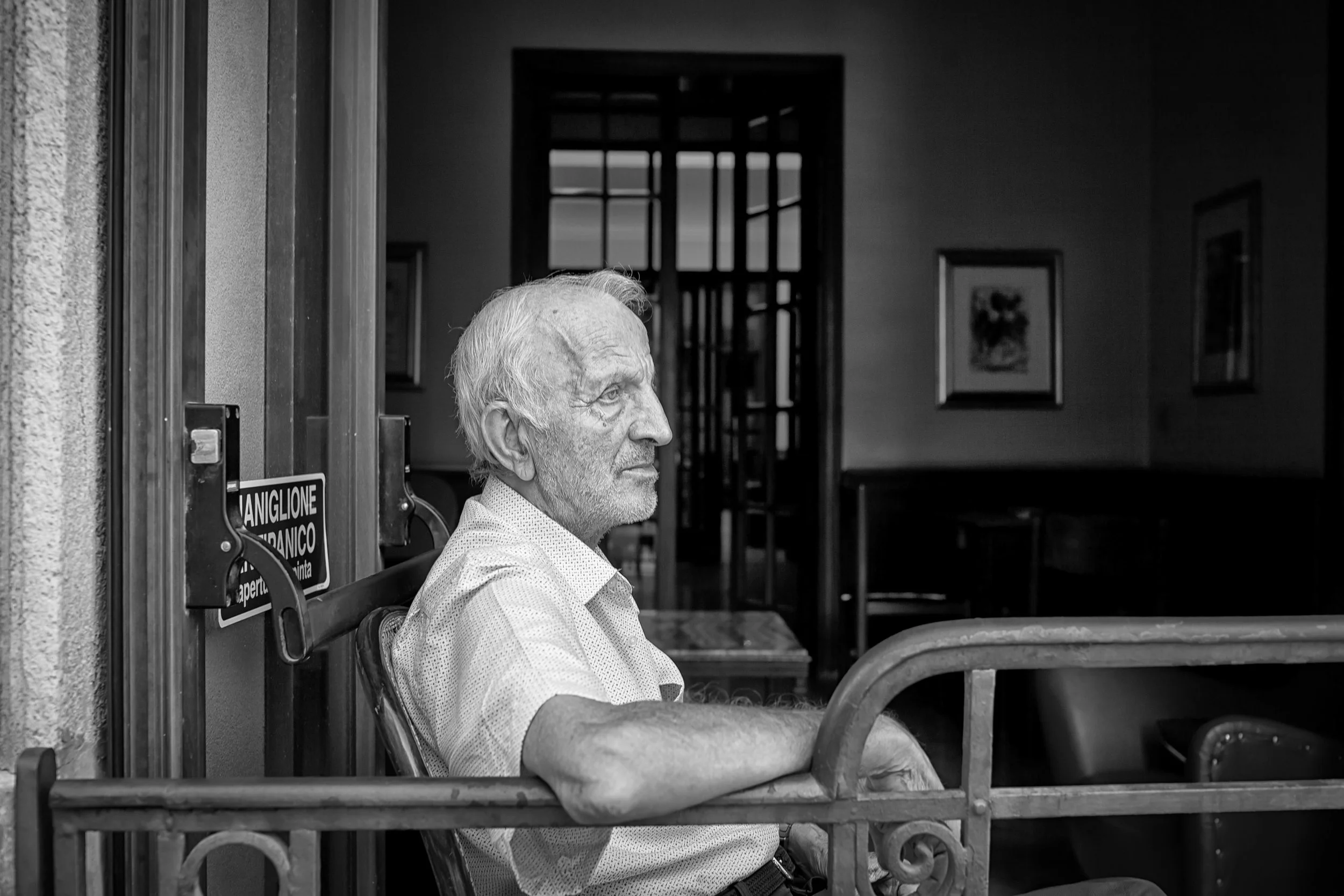 strolling_street_portrait_Marsala_Sicily_elder_profile_NIX_filter_B&W_9158.jpg