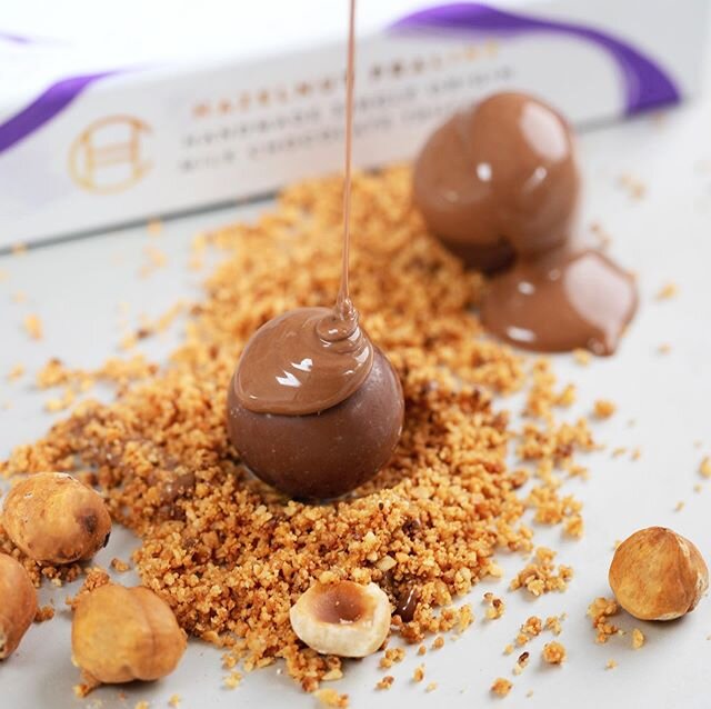 Hazelnut praline, from empty chocolate shell to the perfect chocolate truffle, filled with hazelnut praline ganache and finished with toasted hazelnuts😋&nbsp;all made in house. New photo set by @kirstie_young_photography .
.
.
.
.
.
.
.
.
.
.
.
#cho