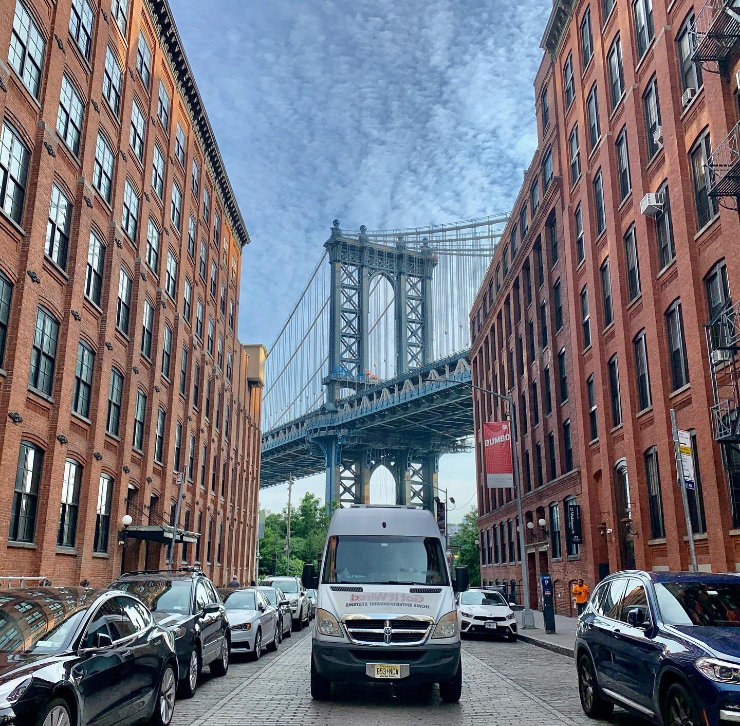 The idea of #vanlife started for me in New York City over 5 years ago. Now, I&rsquo;m here with a van and a partner who makes my favorite city a million times better. Dream big, folks! 💖🦄🌈🗽 

#manhattanbridge #newyorkcity #eugenedesalignac #dumbo