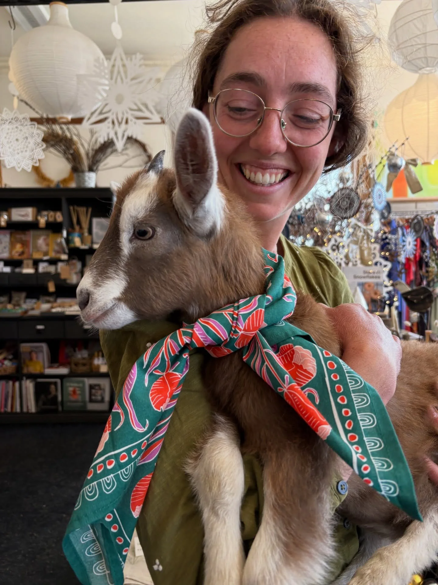 cutest visitor award today goes to Buttons (sorry Keeley, you were a close second!)- she even modeled one of our bandanas! 🐐❤️
