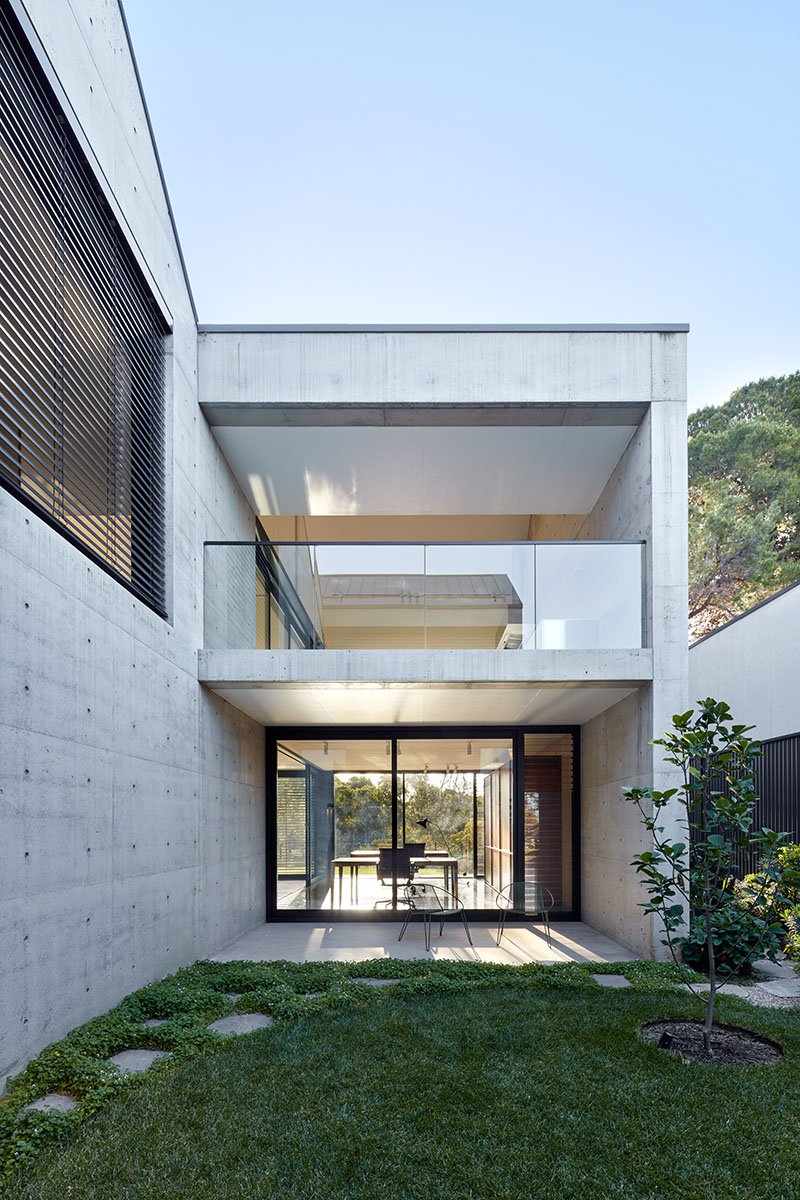 Billabong-House-Contemporary-Concrete-Home-Courtyard.jpeg