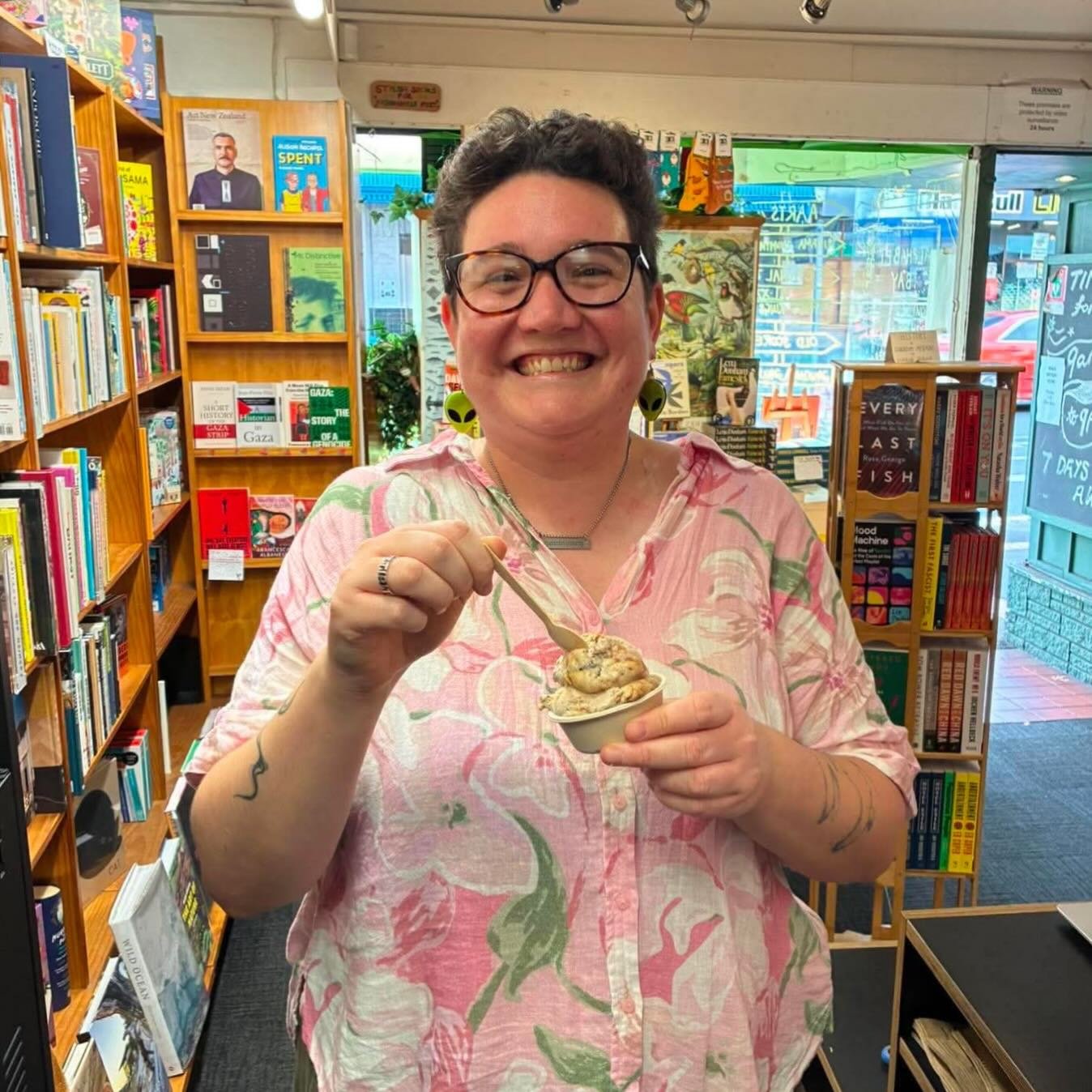 A HUGE happy birthday to our Rhi! They are currently gallivanting in Sweden, but here&rsquo;s a pic from a pre-trip birthday gelato. 

🍧📚✨