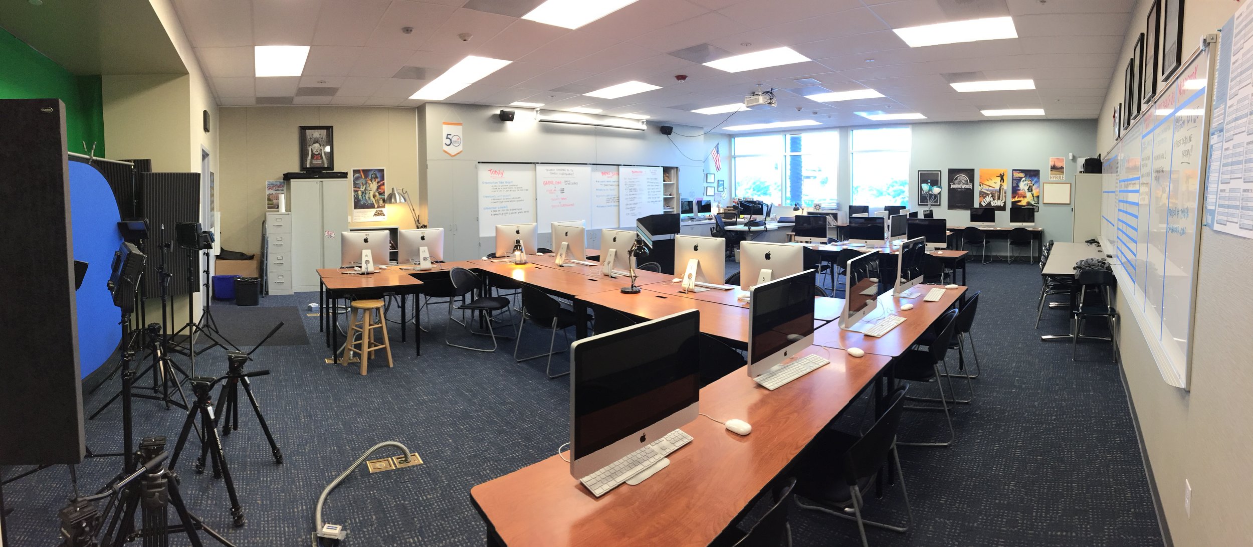  Fortunately the temporary classroom had a decent amount of space. Definitely enough to have fun and get those first students interested in Digital Media. 