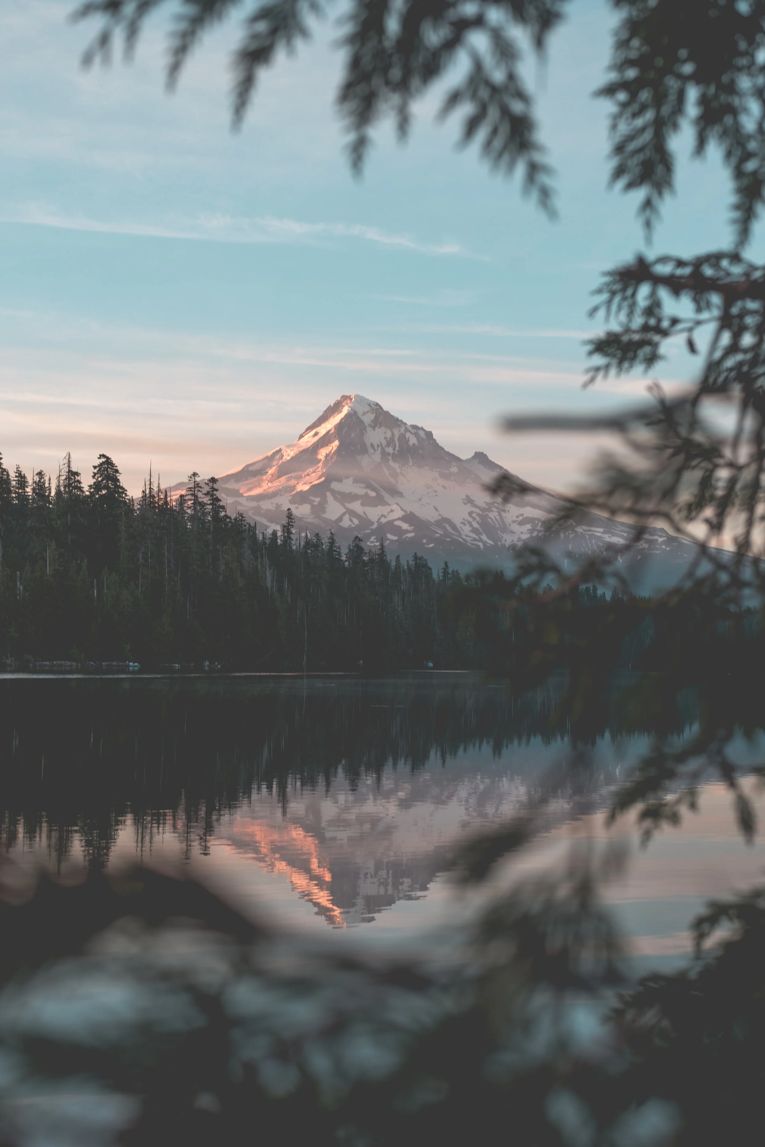 Colors on the tip of Mount Hood at Lost Lake. ISO 160, f/5.6, 1/125