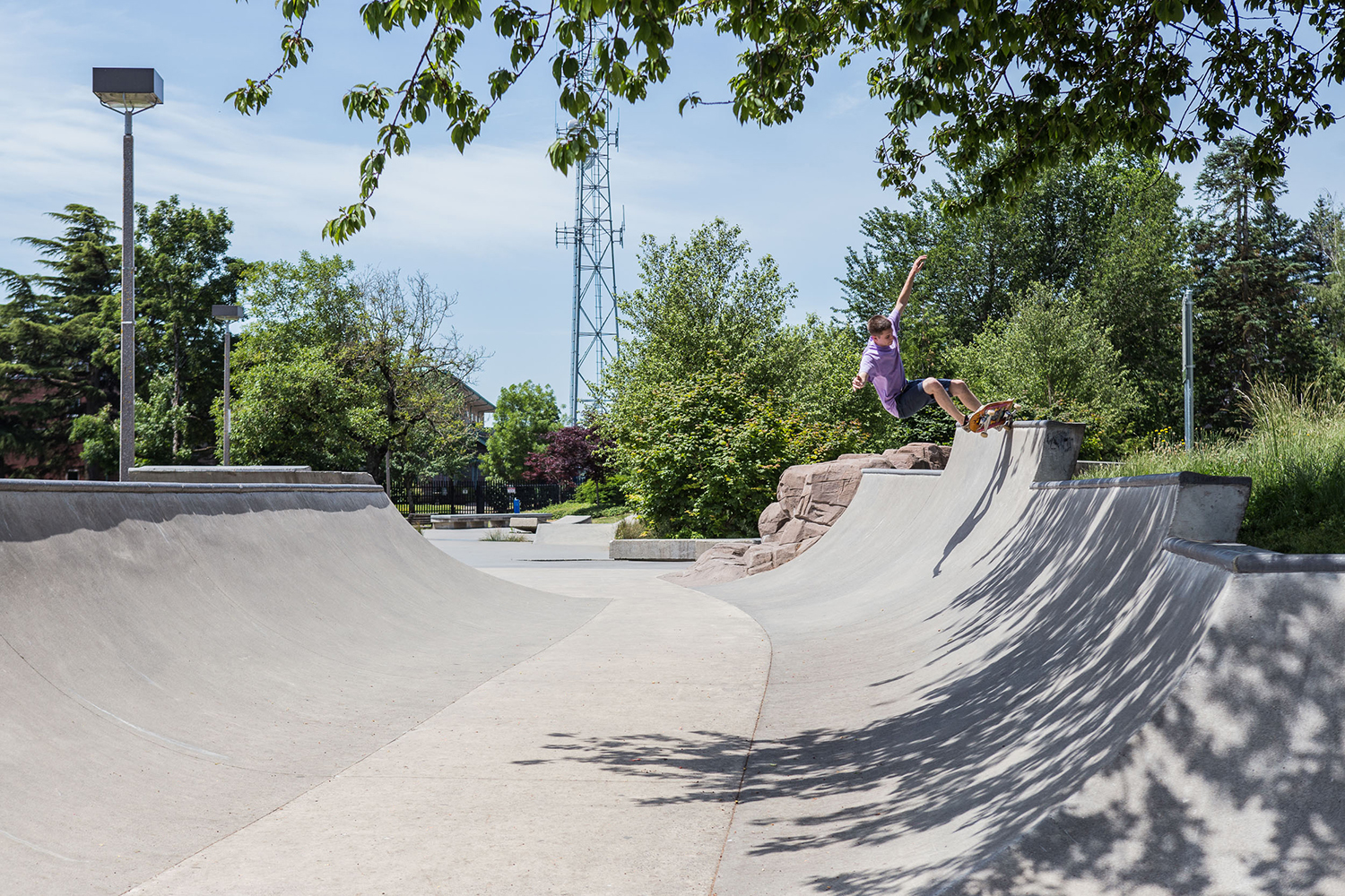  The transitioned “mini ramp” section of Ed Benedict Skate Plaza is a great place to refine one’s transition skills. 