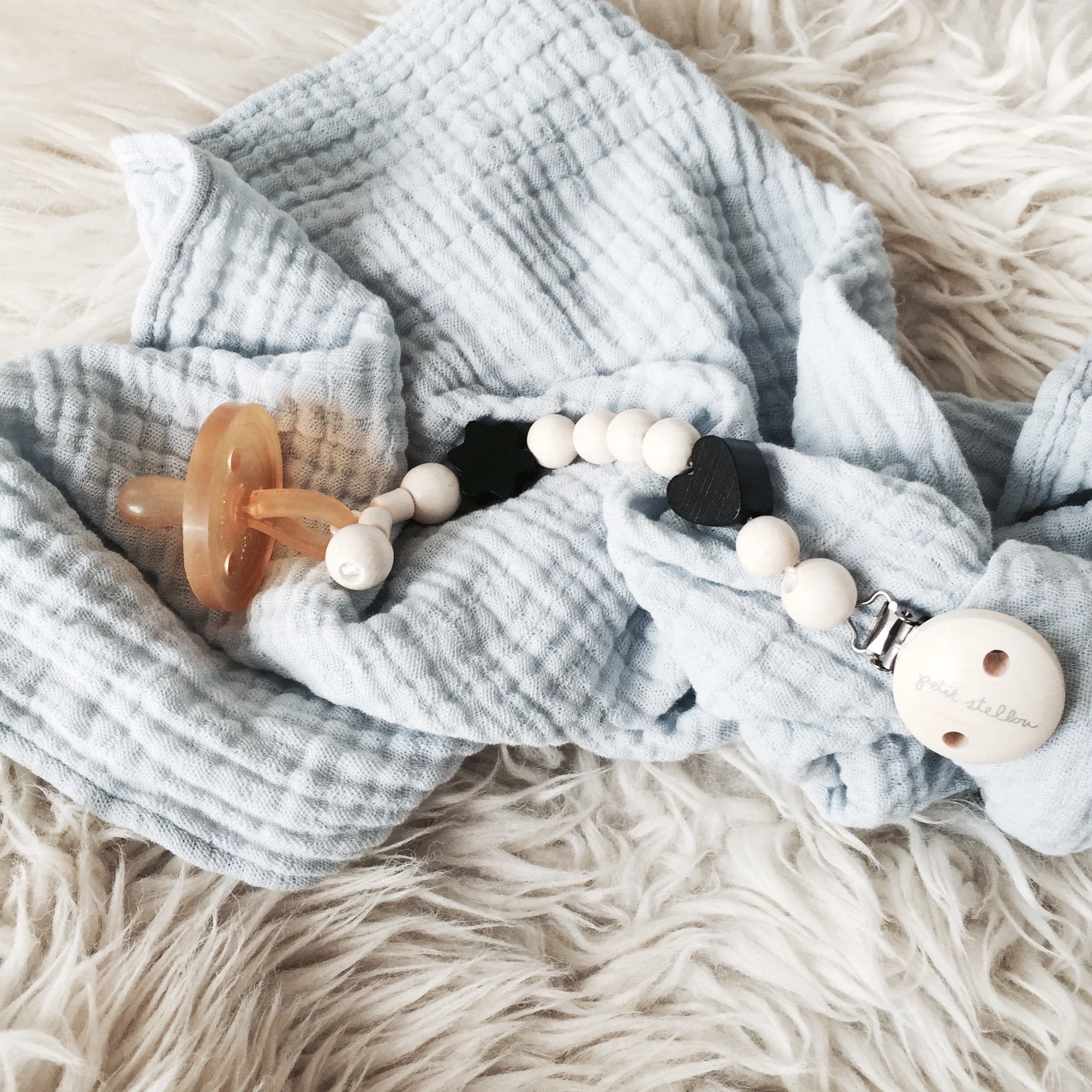 petit_stellou__pacifier_holder_black_MOOD.jpg