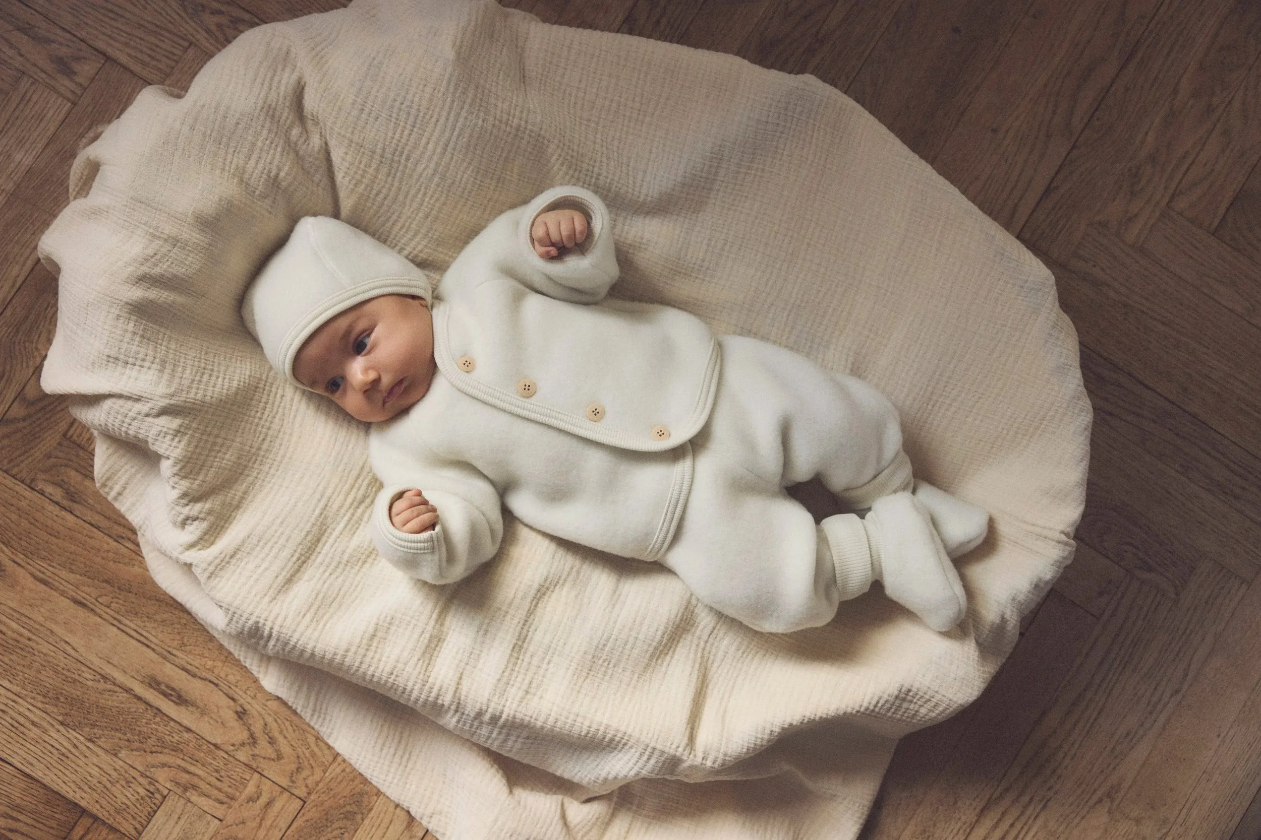 Huttelihut Wollfleeceoveralls, Babyoverall, Wollfleecemützen, Balaclavas, natürliche Materialien
