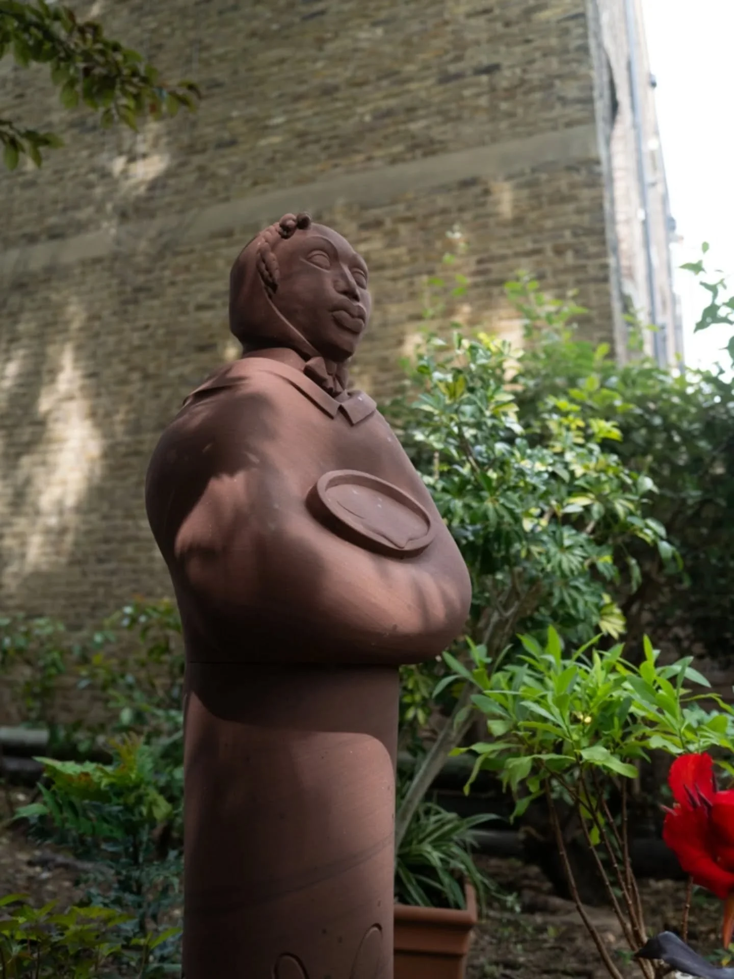 Some more shots of this fantastic sculpture by @marciabennettmale at&nbsp;@calthorpecommunitygarden for @blackmaryproject

#blackmaryproject #calthorpecommunitygarden #ec1echo #gaylenegould #marciabennettmale #photography #leicaq2 #artinstallation #s