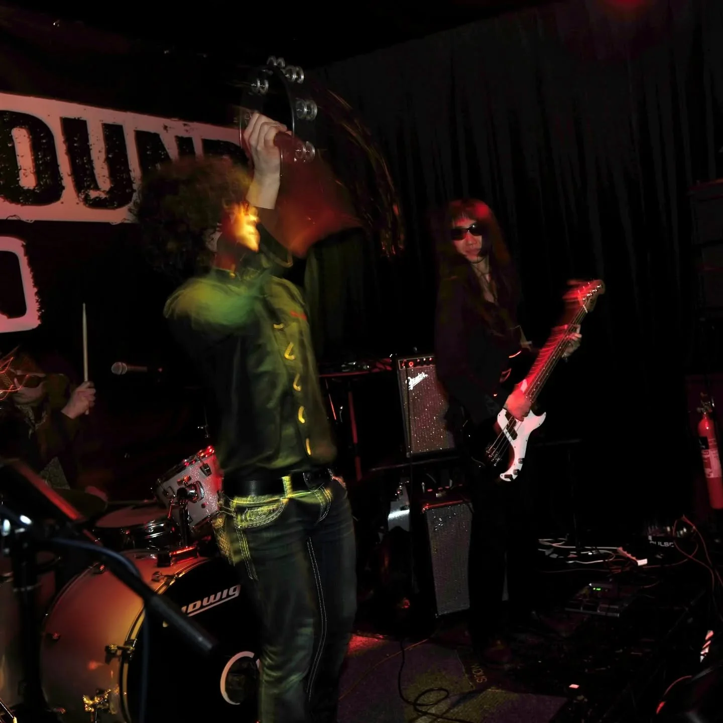 Fantastic live music at The Beehive last night with @theelectrickoolaidacidtest_ and @undergroundsoundlondon 

#eventphotography #eastlondonphotographer #leicaq2