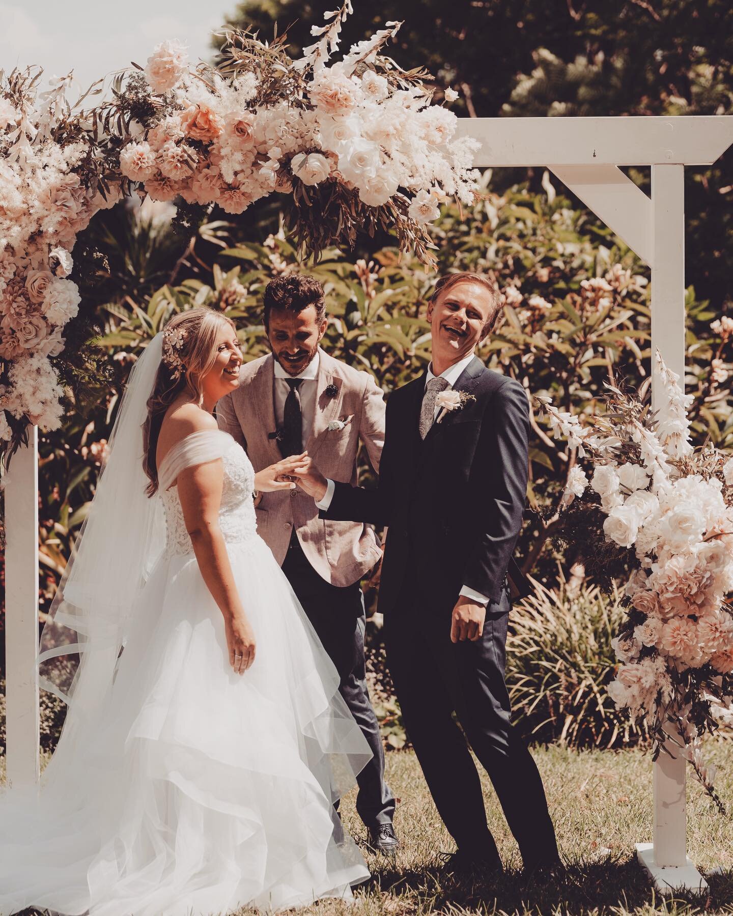 Fun times with Liz and Matt 🥰🫶🏻🥳 Gorgeous Clark Park, Kirribilli here on a hot Sydney summer day ☀️ 
.
.
#weddingbliss #instawedding #marriedbyandy #mrandmrs #sydneyweddings #kirribilliclub