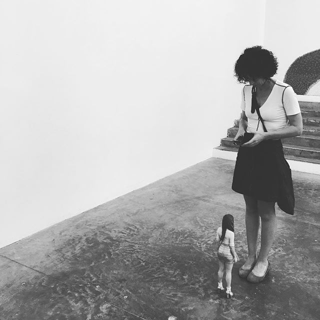 Enfance by Tomoaki Suzuki @palaisdetokyo #palaisdetokyo #tomoakisuzuki #encoreunjourbananepourlepoissonr&ecirc;ve #paris #france #exhibition #museum #funny #cute #tiny #sulpture #instablackandwhite #blackandwhite #photography #girl #event #childhood 