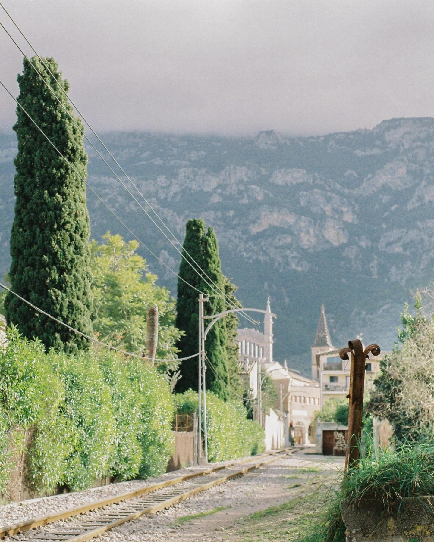 Getting married at a village in the mountainside would be a dream. Peace, quiet and an everlasting haze. 

#mallorca #valdemossa #deia #meditteranean #slowliving #bridalinspo #destinationwedding
