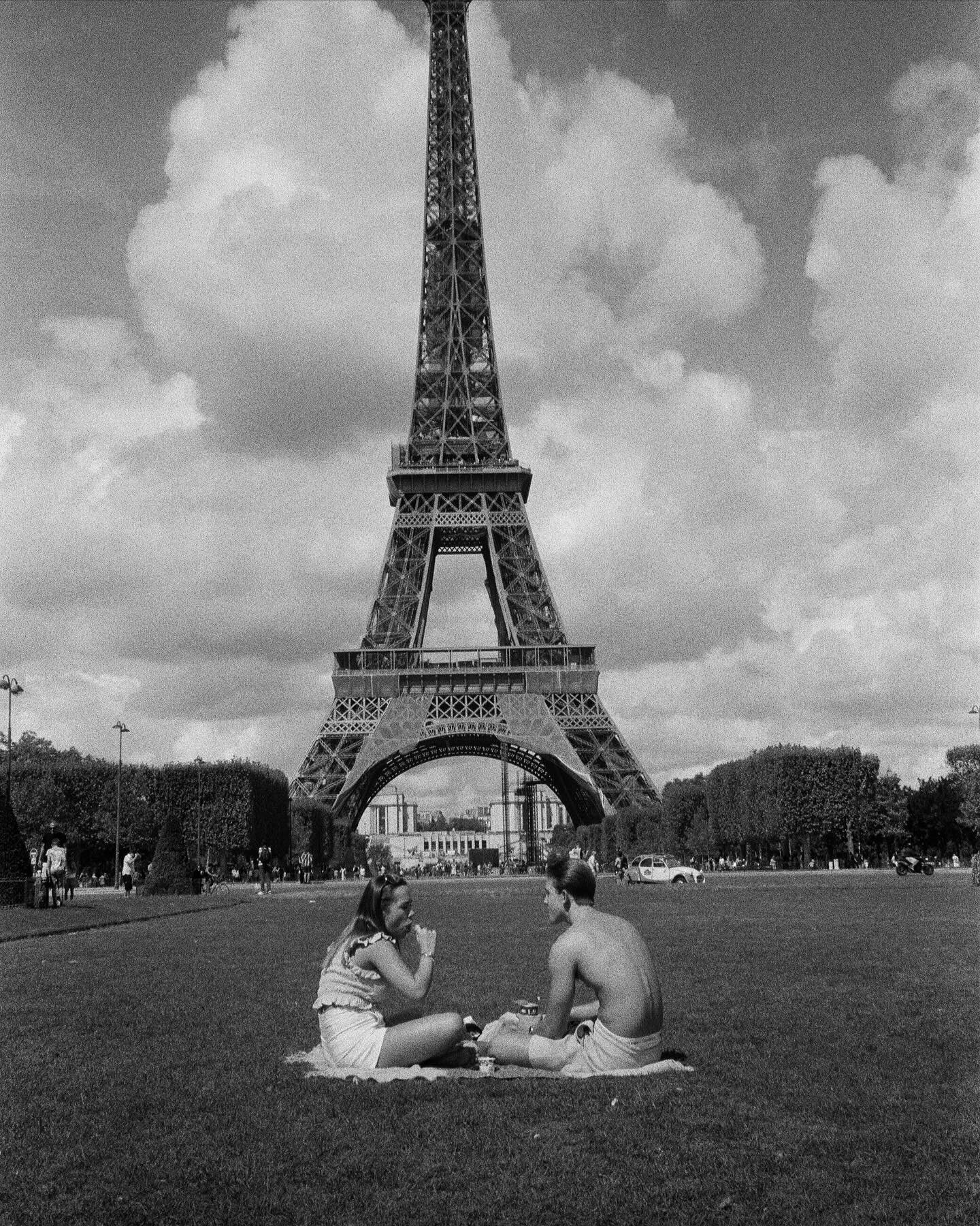 One of my favourite photos I&rsquo;ve ever taken. I adore the casualness of this moment. Young lovers on a daytime date with one of the most iconic symbols of love in the world sitting in the background. Simple clothes, unstaged and perfect. Happy Va
