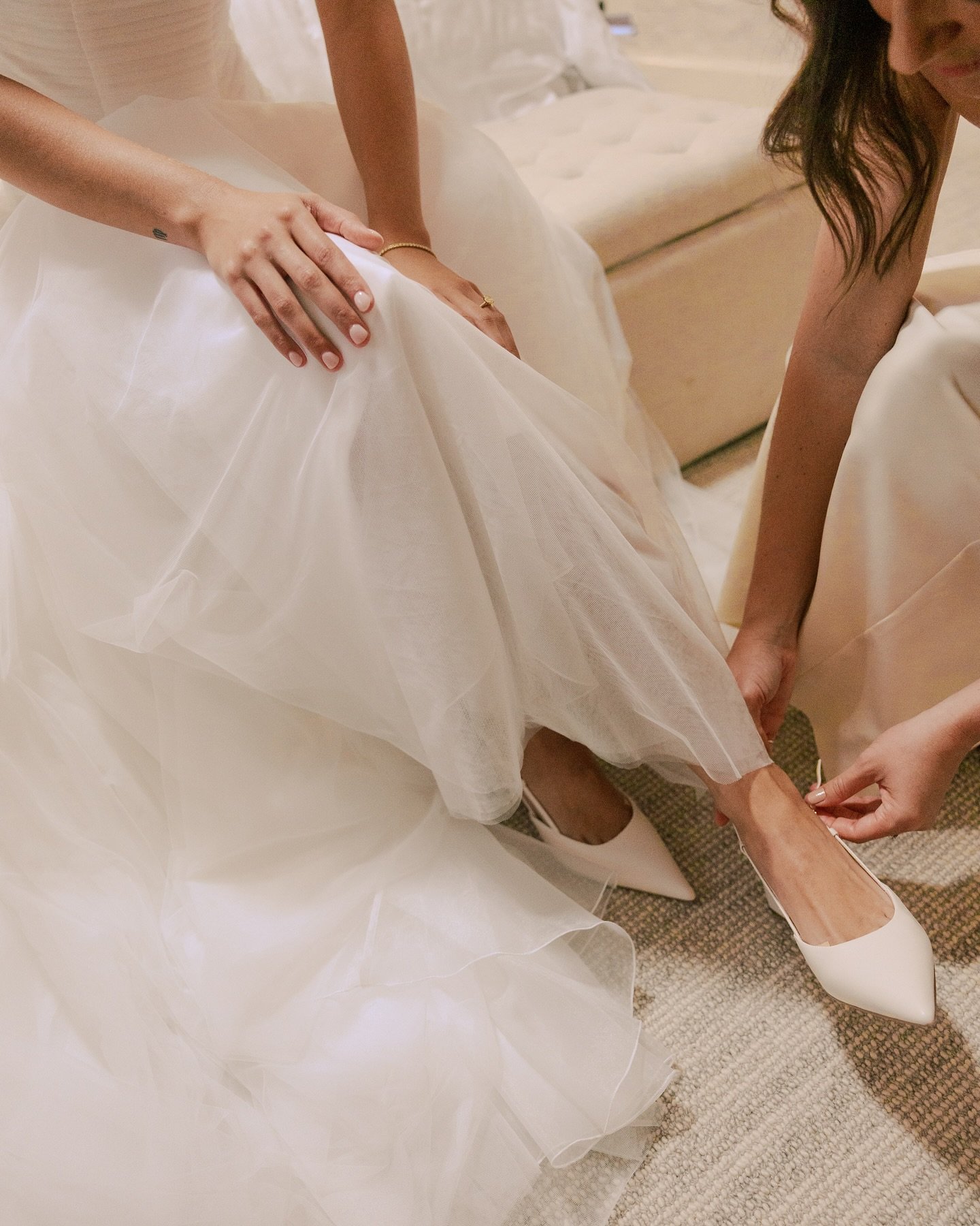PARALLEL STORIES

Maddy + Ben getting ready on the morning of their union. Maddy, in the charming heritage Gardeners Cottage in Vaucluse, surrounded by trees and steps from the shoreline. Ben, in the vibrant and elegant Paramount House Hotel in Sydne