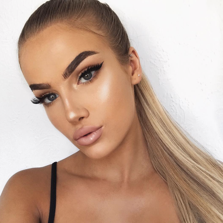 SOPHIE Sophie Rimmer is an 18-year-old UK native with a passion for beauty and a unique eye for fashion. Within the space of one year Sophie has gained a following of 100,000 and a high ER of 10-15%. Sophie was one of two influencers who recently collaborated with Wella Hair for their #YEStoWELLAPLEX campaign whereby she underwent a dramatic hair transformation. Additional to this Sophie has also worked with a number of reputable beauty and fashion brands such as Footasylum, In The Style and Lounge Wear though is only now making her mark in the industry. 
