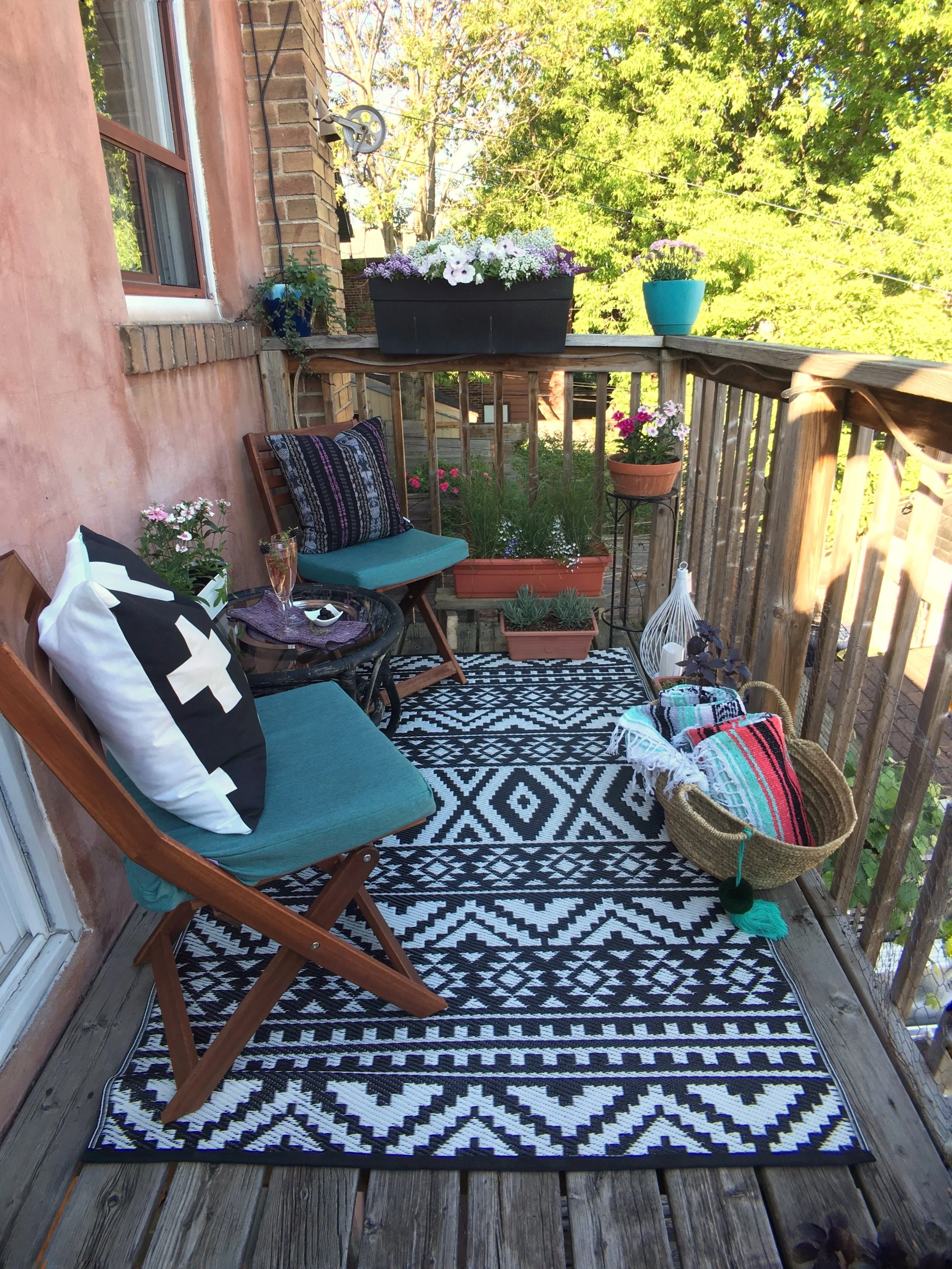 Voila!! My balcony is now an ultra relaxing retreat.