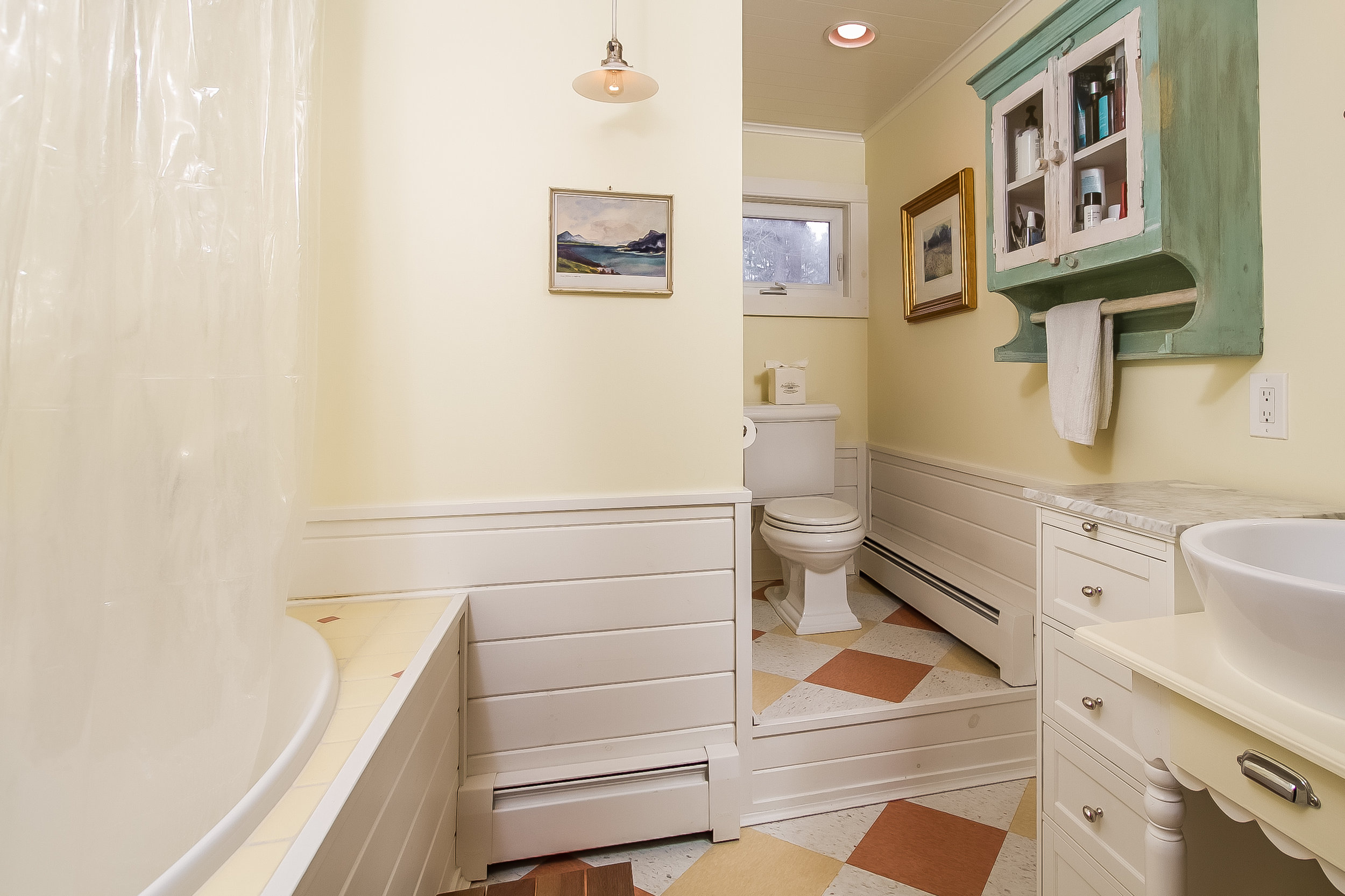 000-Bathroom-565970-print.jpg