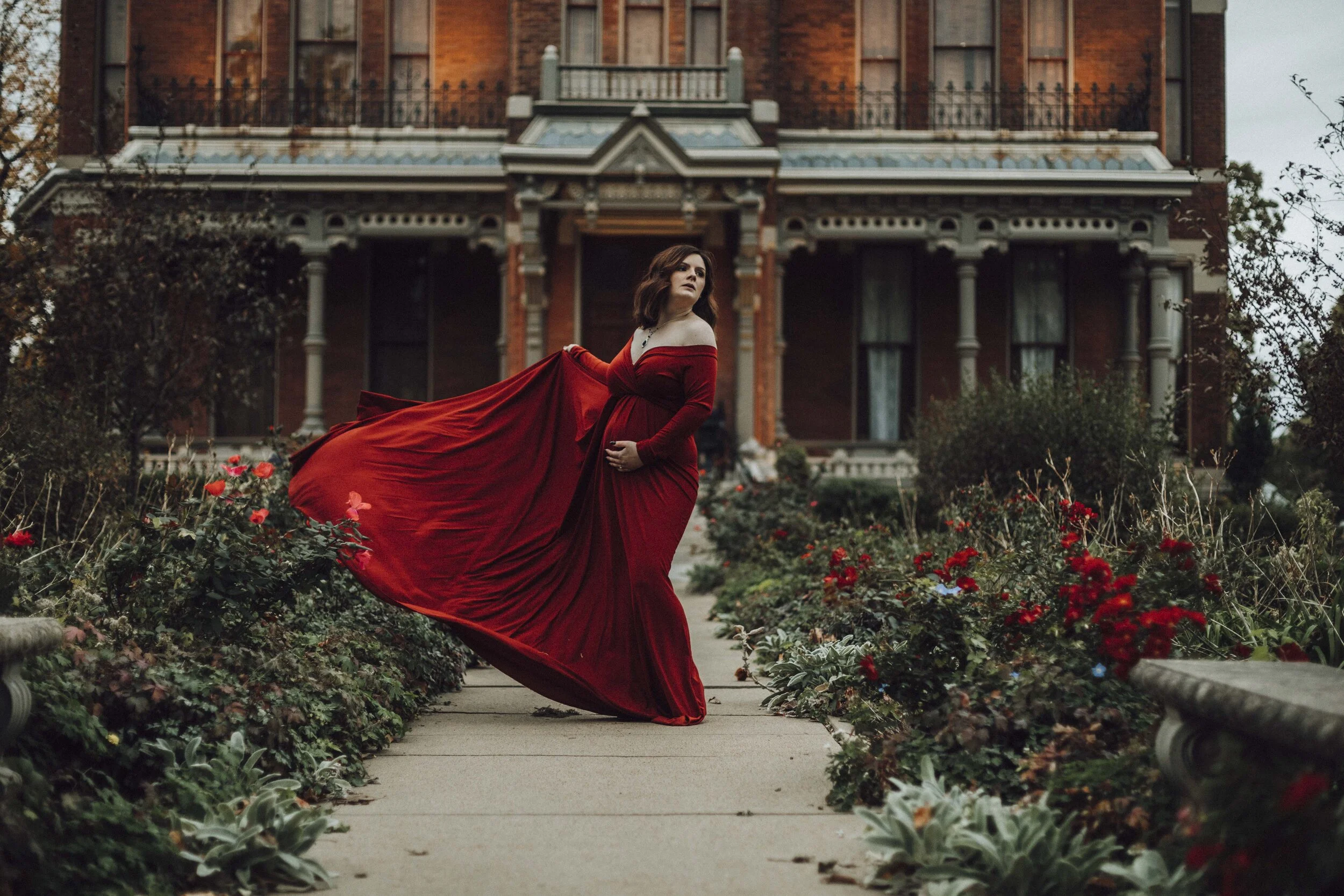 Lifestyle | A Gothic Maternity Session at a Haunted Mansion