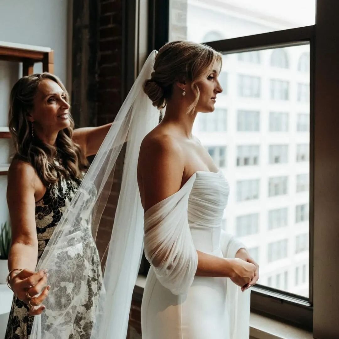 Getting ready moments with Becca 🩶
.
.
.
.
.
.
.
.
#kansascityweddingphotographer #kansascityphotographer #destinationphotographer #destinationweddingphotographer #midwestlovestories #thinekc #stlouiswedding #gettingready #wedkc #kansascitybride #st