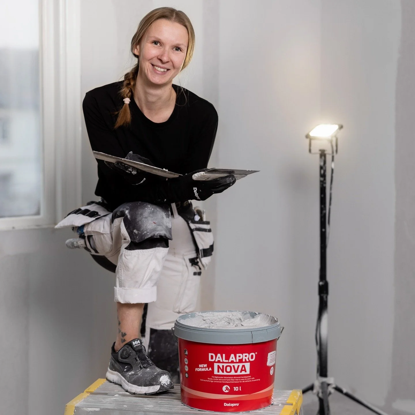 Wir haben Dalapro Nova genommen &ndash;
und ihn noch besser gemacht.

Die neue Rezeptur liefert starke F&uuml;llkraft, sp&uuml;rbar bessere Ergonomie
und ein gutes Gef&uuml;hl &ndash; nicht nur an der Wand, sondern auch danach.

✔️ Svanenm&auml;rkt (