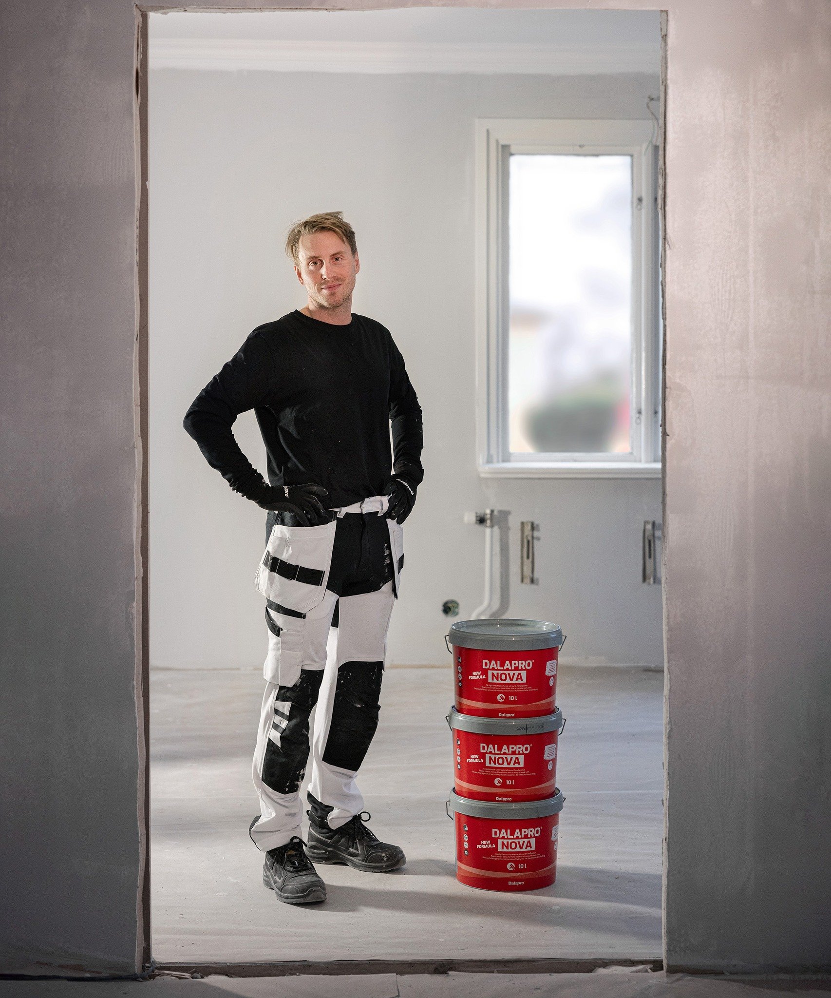 Gute Arbeit beginnt mit den richtigen Produkten.

Dalapro Nova kommt jetzt mit neuer Rezeptur &ndash; f&uuml;r starke Ergebnisse, zuverl&auml;ssige Verarbeitung und mehr Komfort im Arbeitsalltag.
Ob Hand-, Roll- oder Spritzspachtel: Alle Varianten er